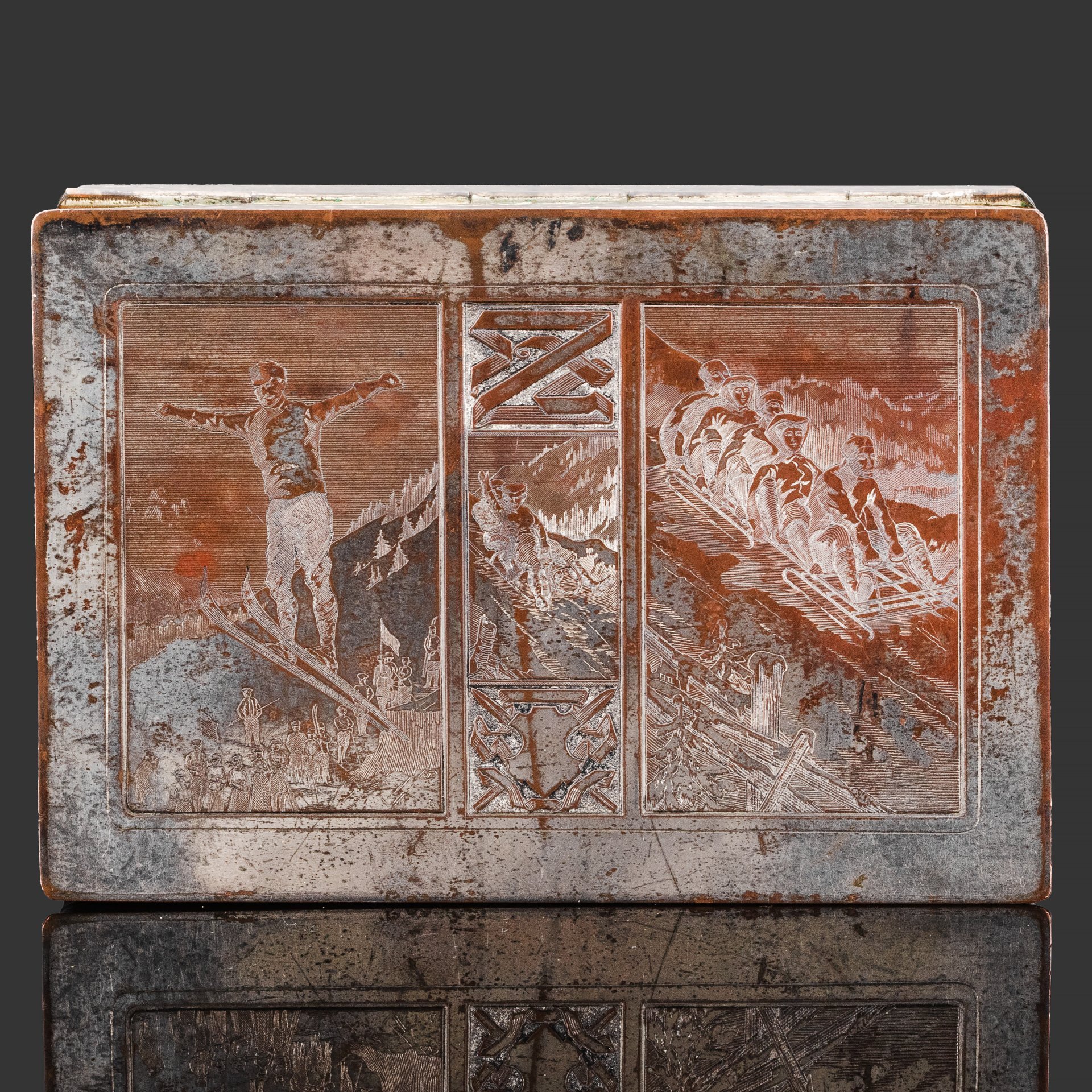 Шкатулка (сигаретница, спичечница) с изображением зимних видов спорта и монограммой "Z"