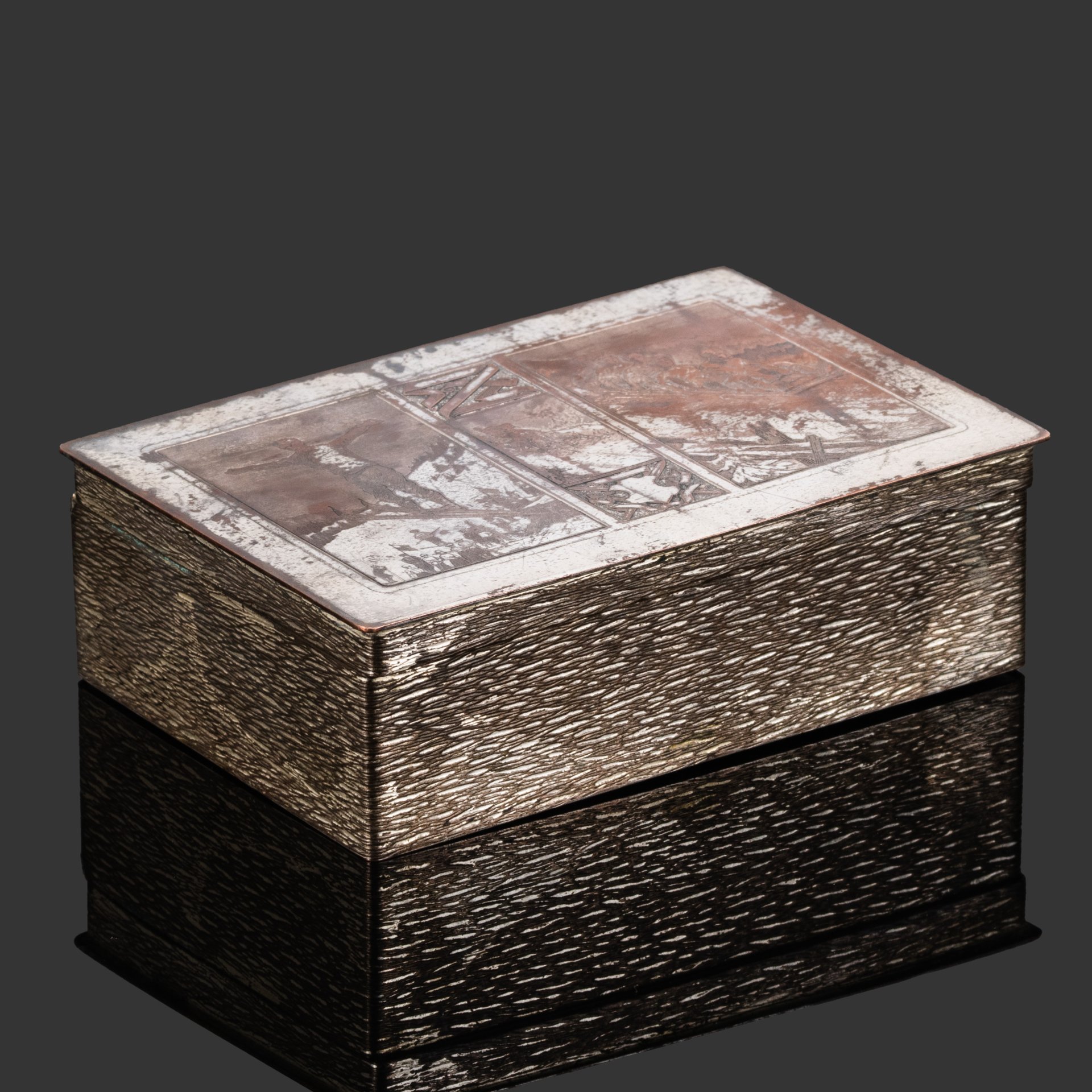 Шкатулка (сигаретница, спичечница) с изображением зимних видов спорта и монограммой "Z"