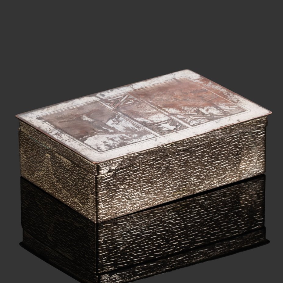 Шкатулка (сигаретница, спичечница) с изображением зимних видов спорта и монограммой "Z"