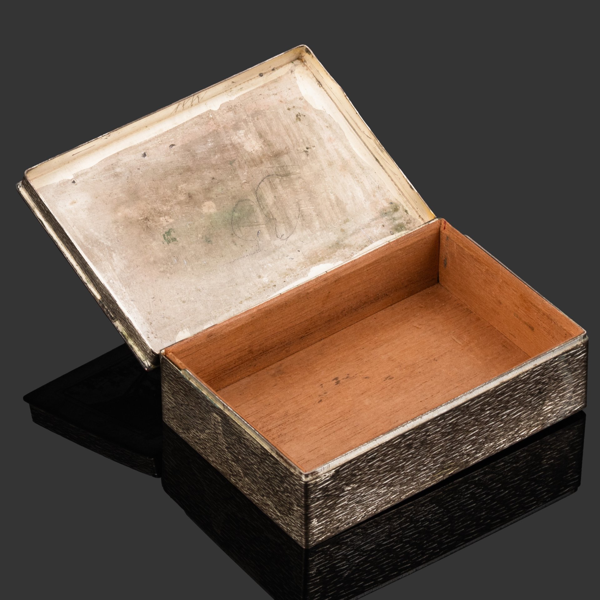 Шкатулка (сигаретница, спичечница) с изображением зимних видов спорта и монограммой "Z"