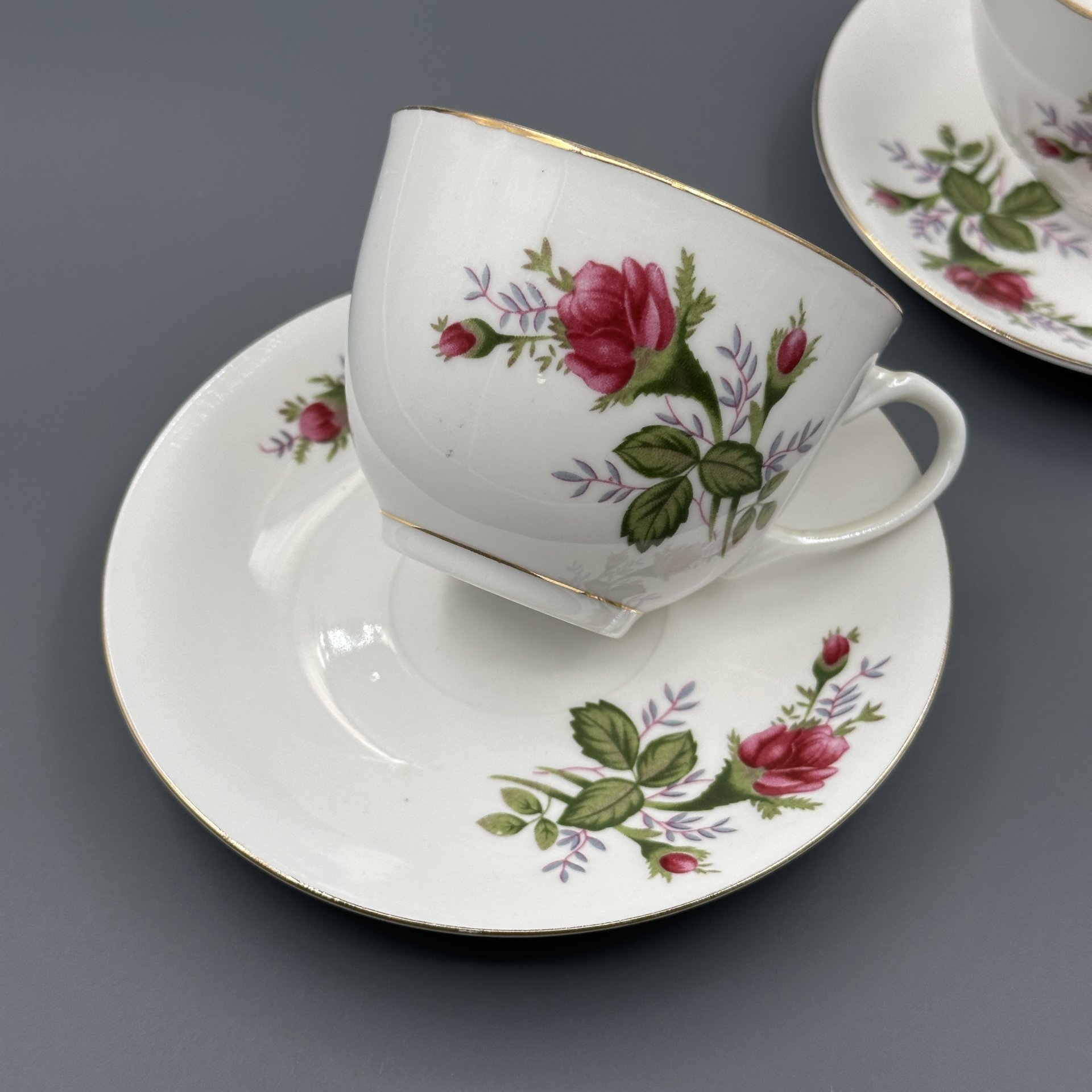Набор из 2 кофейных пар , украшенных цветочным декором Tietsin Porcelain, фарфор, деколь, золочение, Китай, 1990-2000 гг., Китай