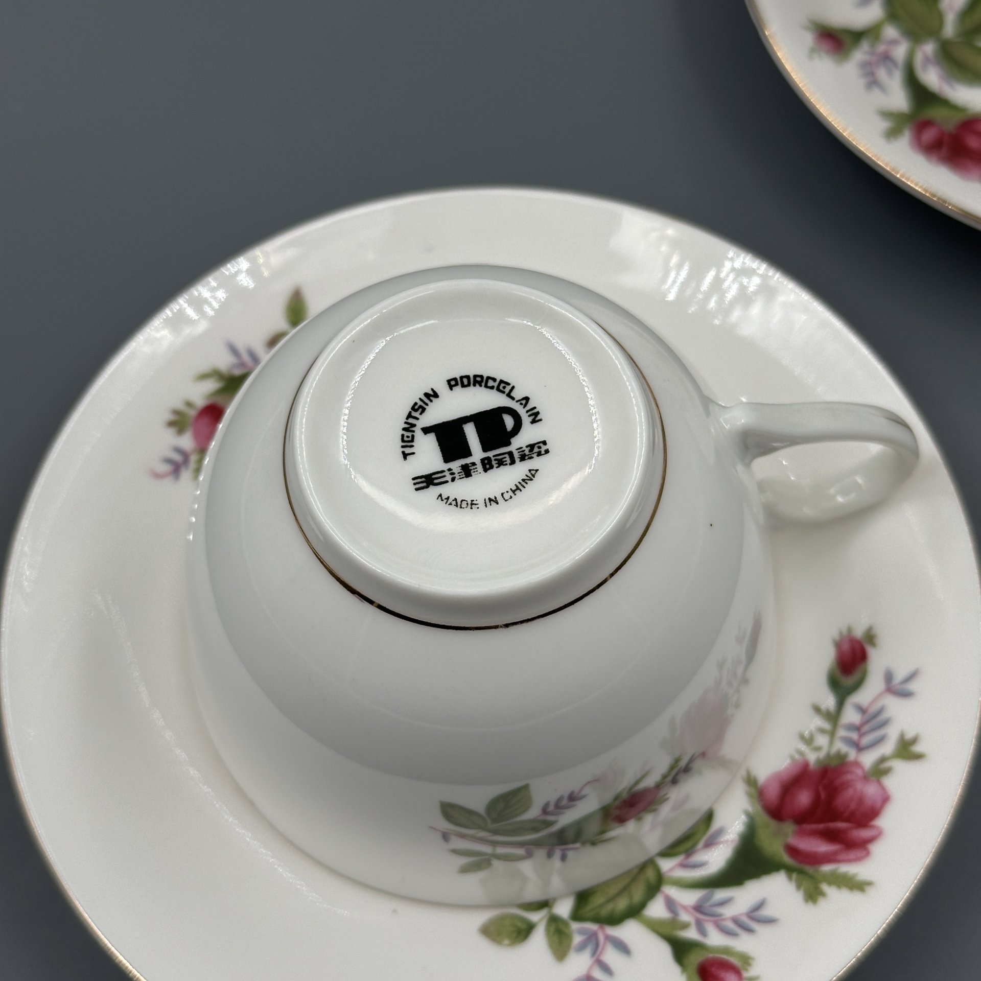Набор из 2 кофейных пар , украшенных цветочным декором Tietsin Porcelain, фарфор, деколь, золочение, Китай, 1990-2000 гг., Китай