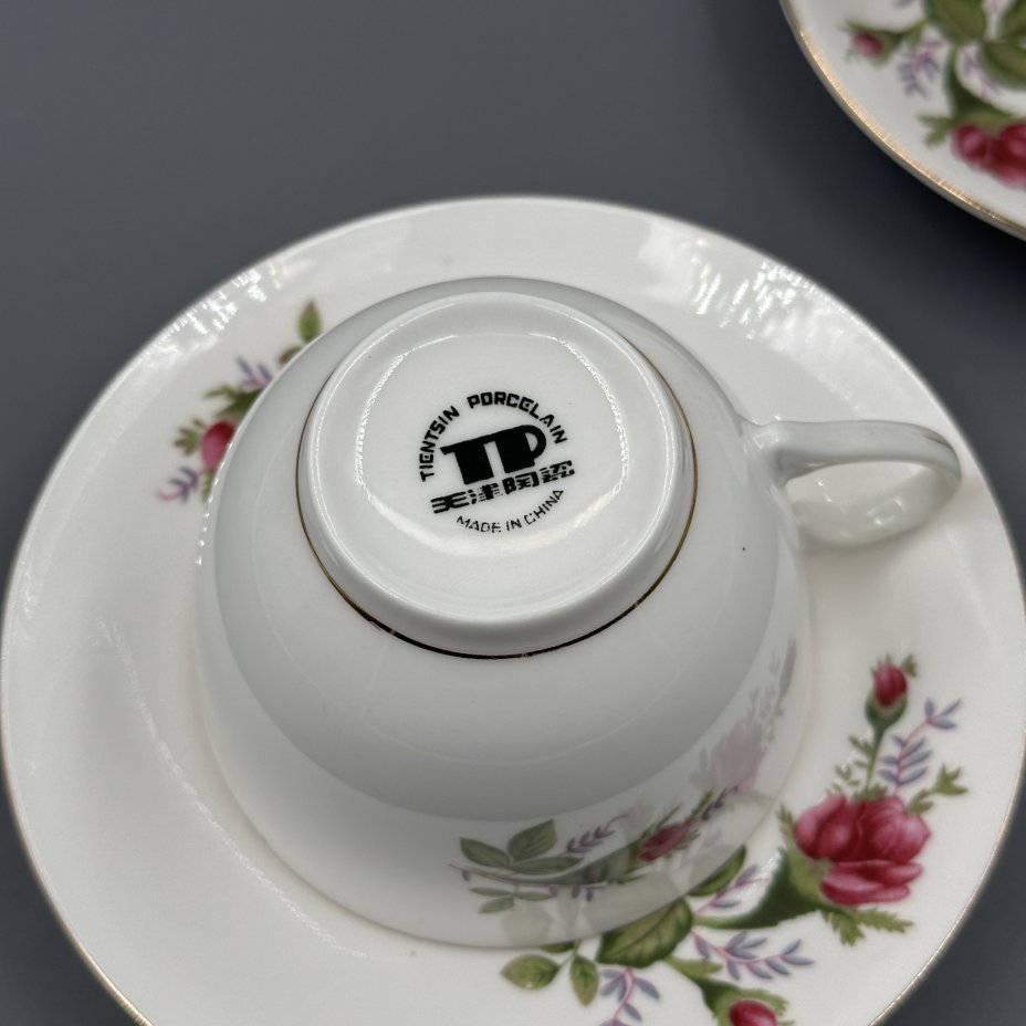 Набор из 2 кофейных пар , украшенных цветочным декором Tietsin Porcelain, фарфор, деколь, золочение, Китай, 1990-2000 гг., Китай