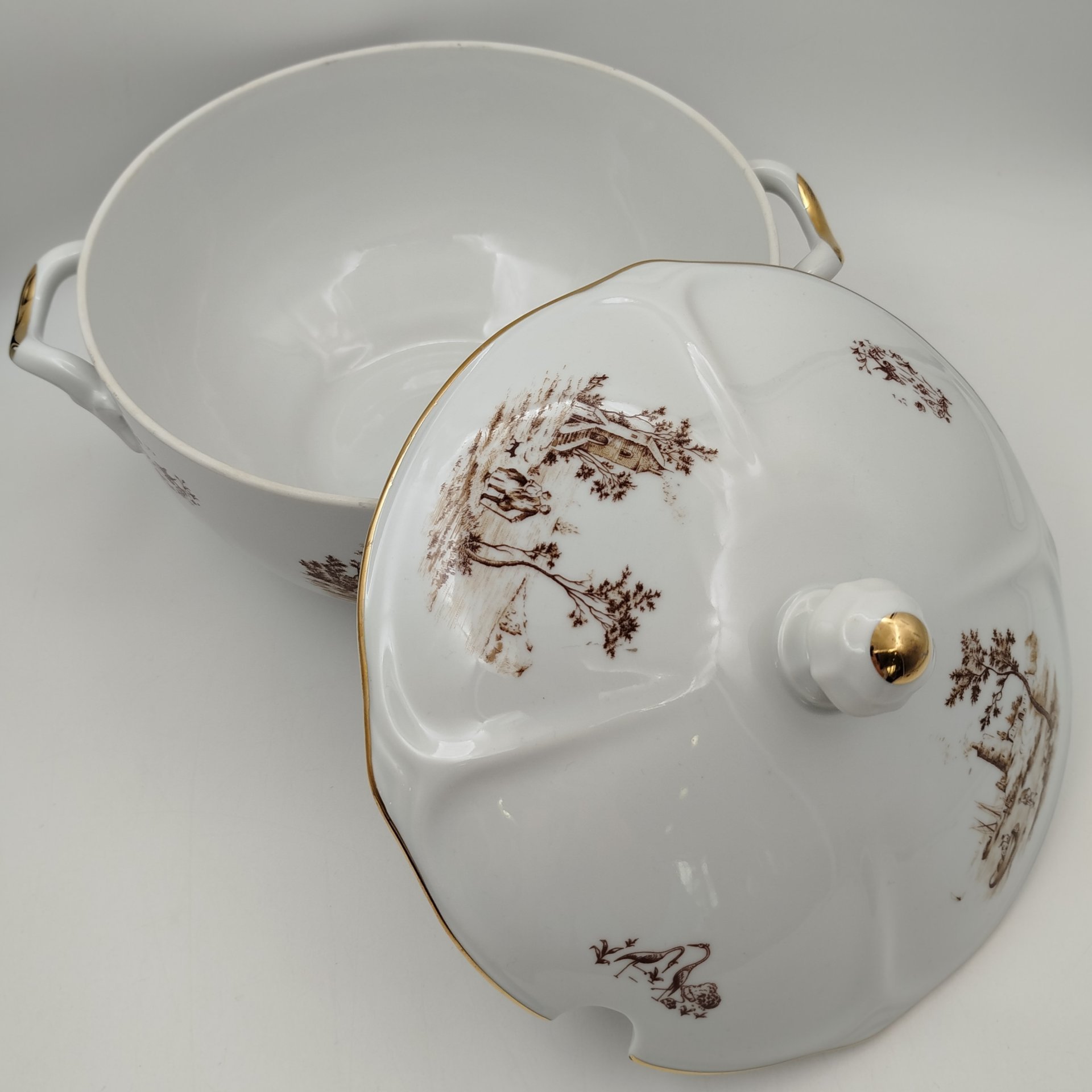 Супница, украшенная речными сценами, фарфор, деколь, золочение, Bohemia (Neurohlau), Чехословакия, 1970-1990 гг., Bohemia (Neurohlau)
