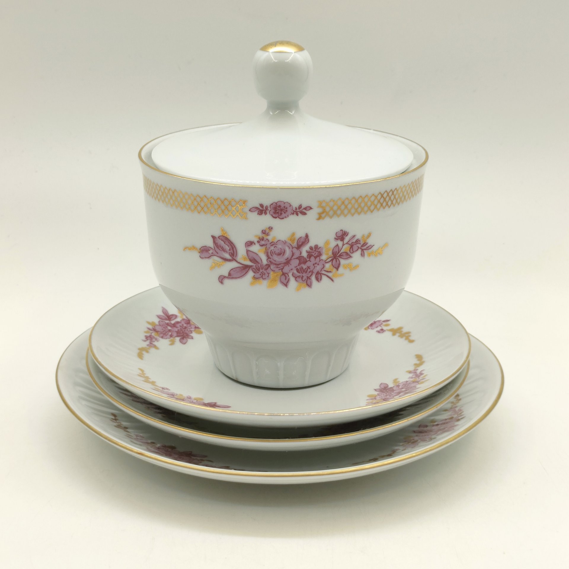 Столовый набор из сахарницы и 3-х блюдец, фарфор, деколь, золочение, Graf Von Henneberg Porzellan, 1777 Jlmenau, Германия, 1977-1990 гг.