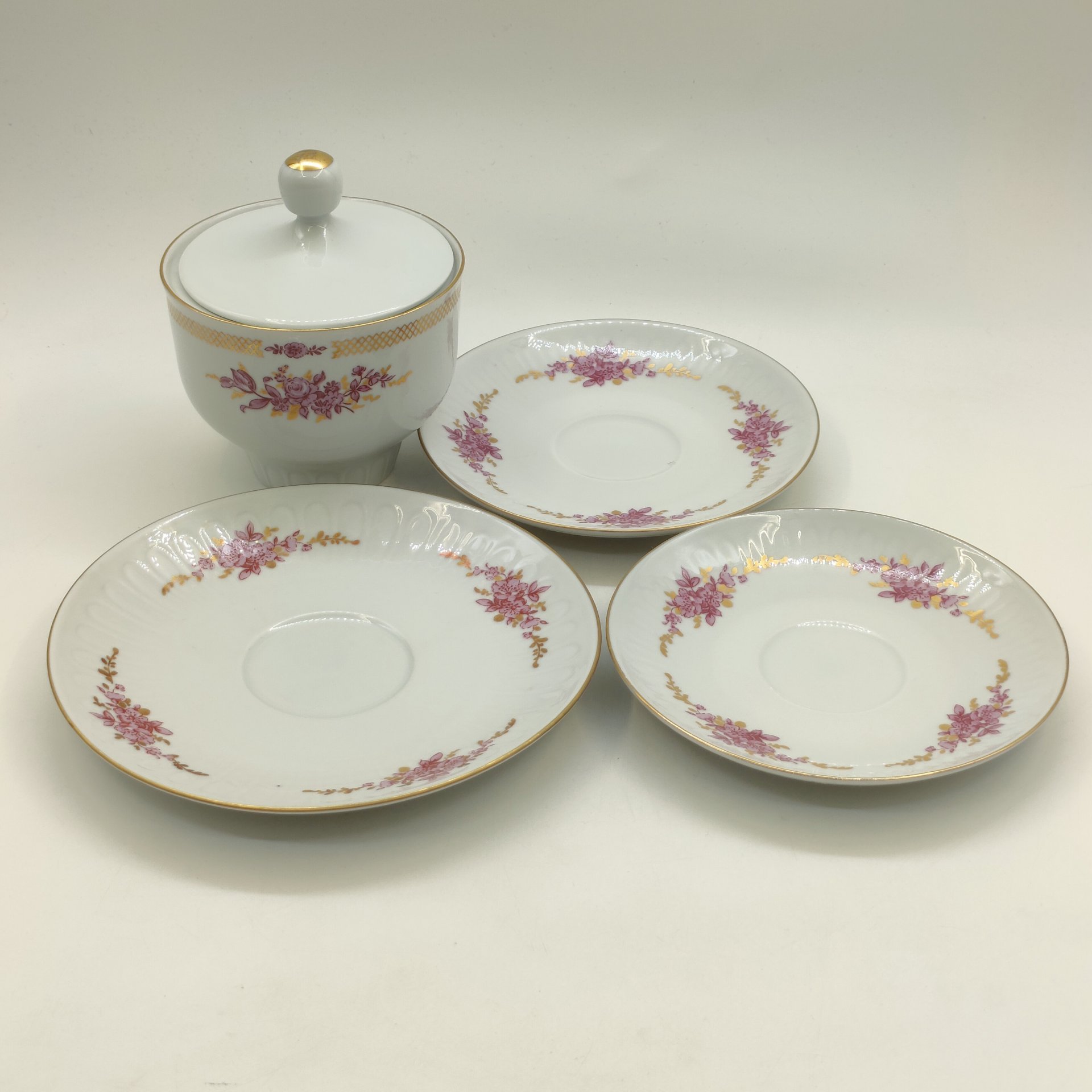 Столовый набор из сахарницы и 3-х блюдец, фарфор, деколь, золочение, Graf Von Henneberg Porzellan, 1777 Jlmenau, Германия, 1977-1990 гг.