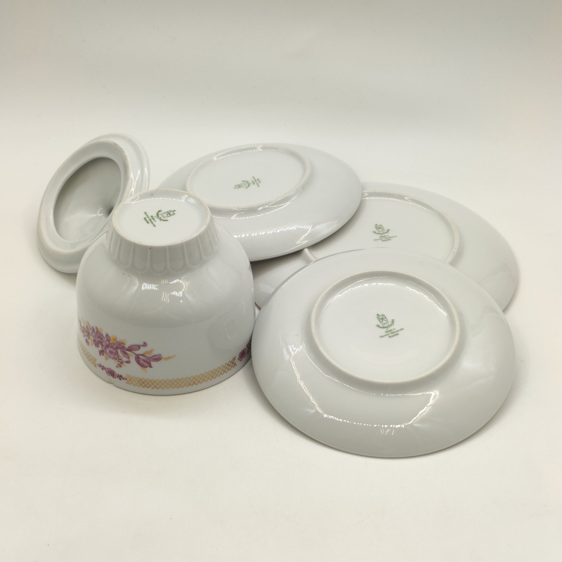 Столовый набор из сахарницы и 3-х блюдец, фарфор, деколь, золочение, Graf Von Henneberg Porzellan, 1777 Jlmenau, Германия, 1977-1990 гг.