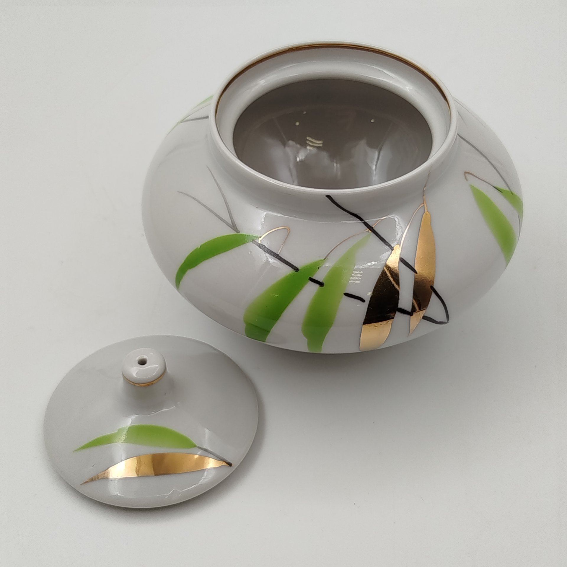 Сахарница из сервиза "Ивушка", автор росписи Яснецов В.К.