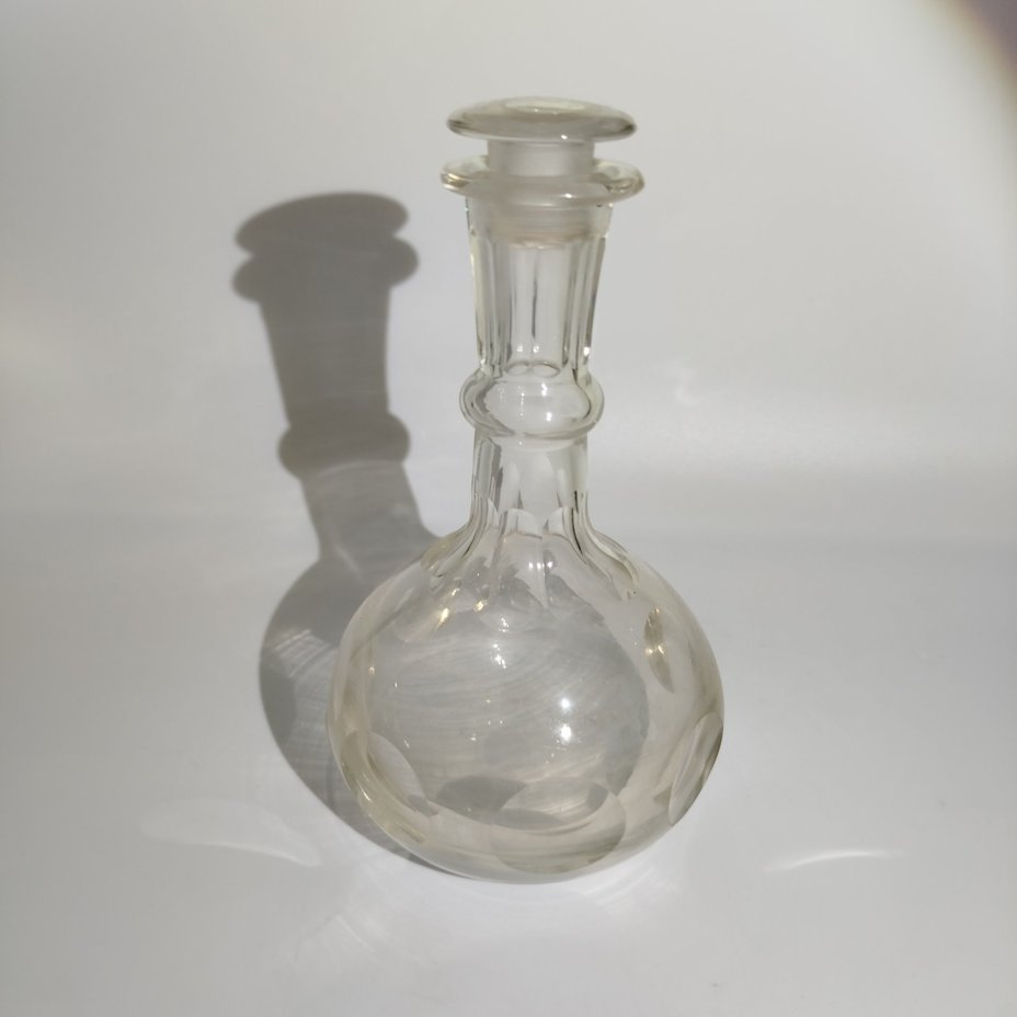 Штоф для крепких спиртных напитков, декорированный линзами, стекло, гранение, Российская империя, 1890-1915 гг.