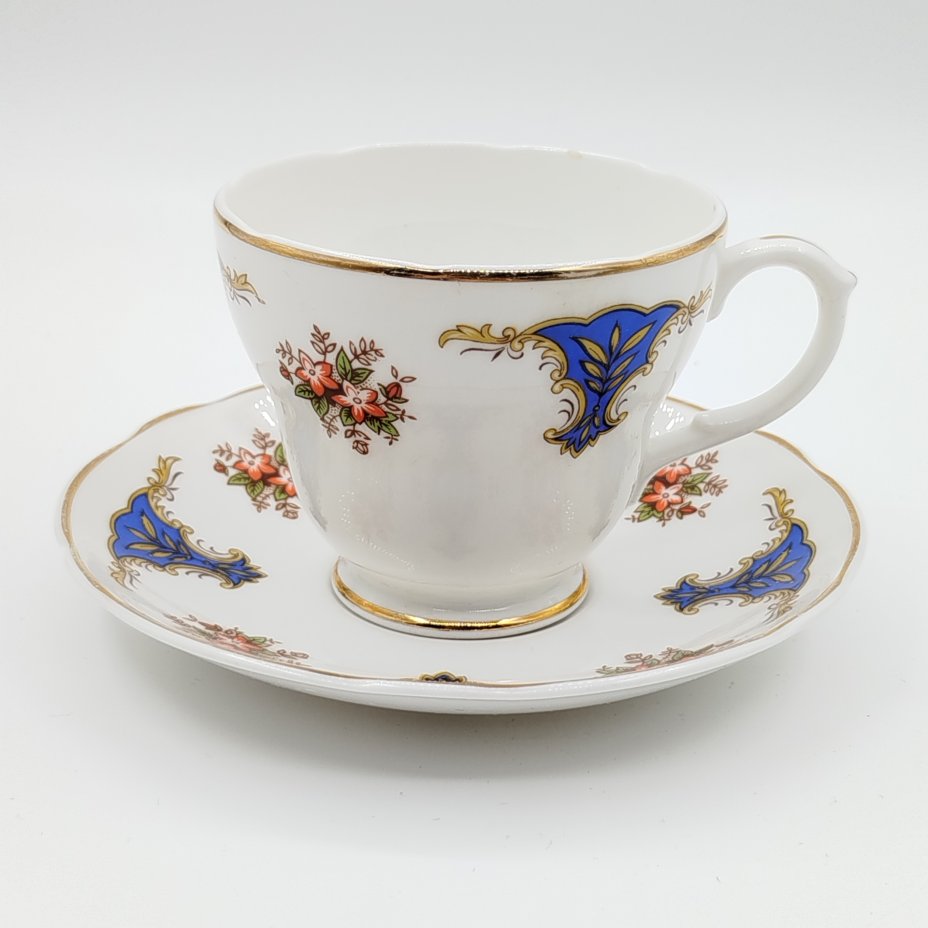 Чайная пара, украшенная рокалийным и цветочным орнаментом, мануфактура "Gem pottery"