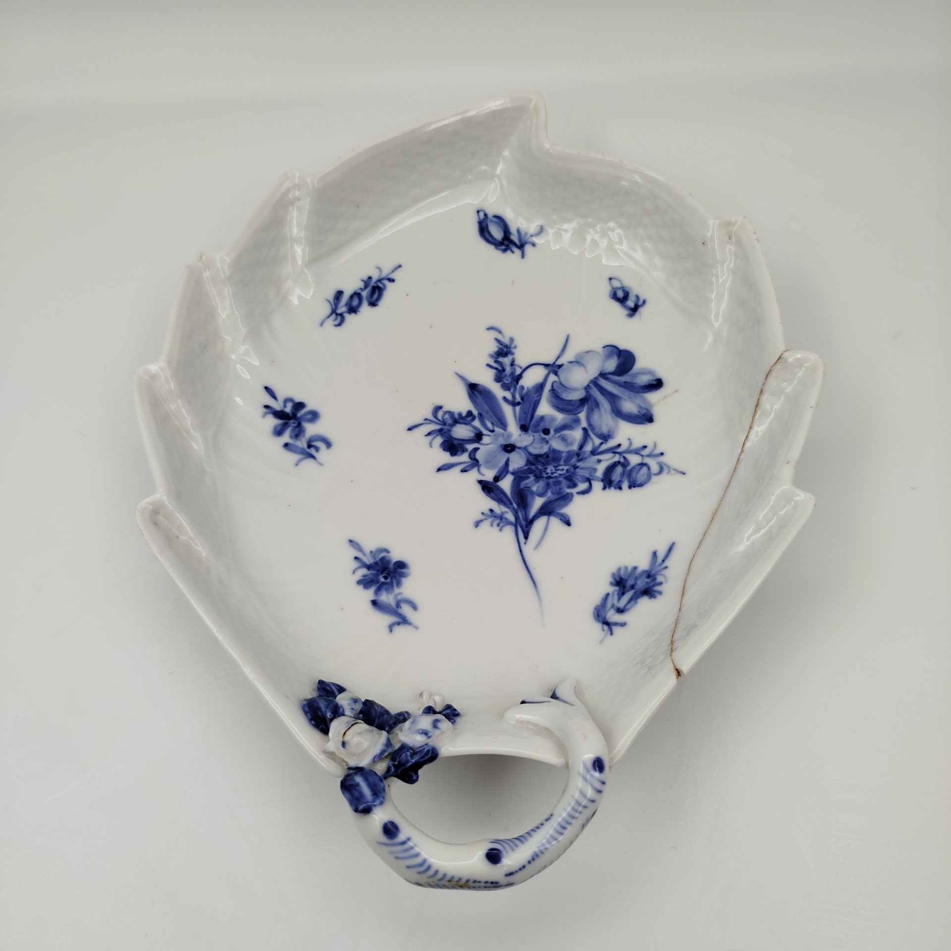 Набор из двух тарелок в форме листов с растительным декором, фарфор, роспись, Royal Copenhagen, 1870-1890 гг.