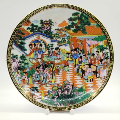 Тарелка декоративная, украшенная сюжетом в восточном стиле, Guangzhou Phonex, фарфор, деколь с подрисовкой, золочение, Китай, 1960-1980 гг.
