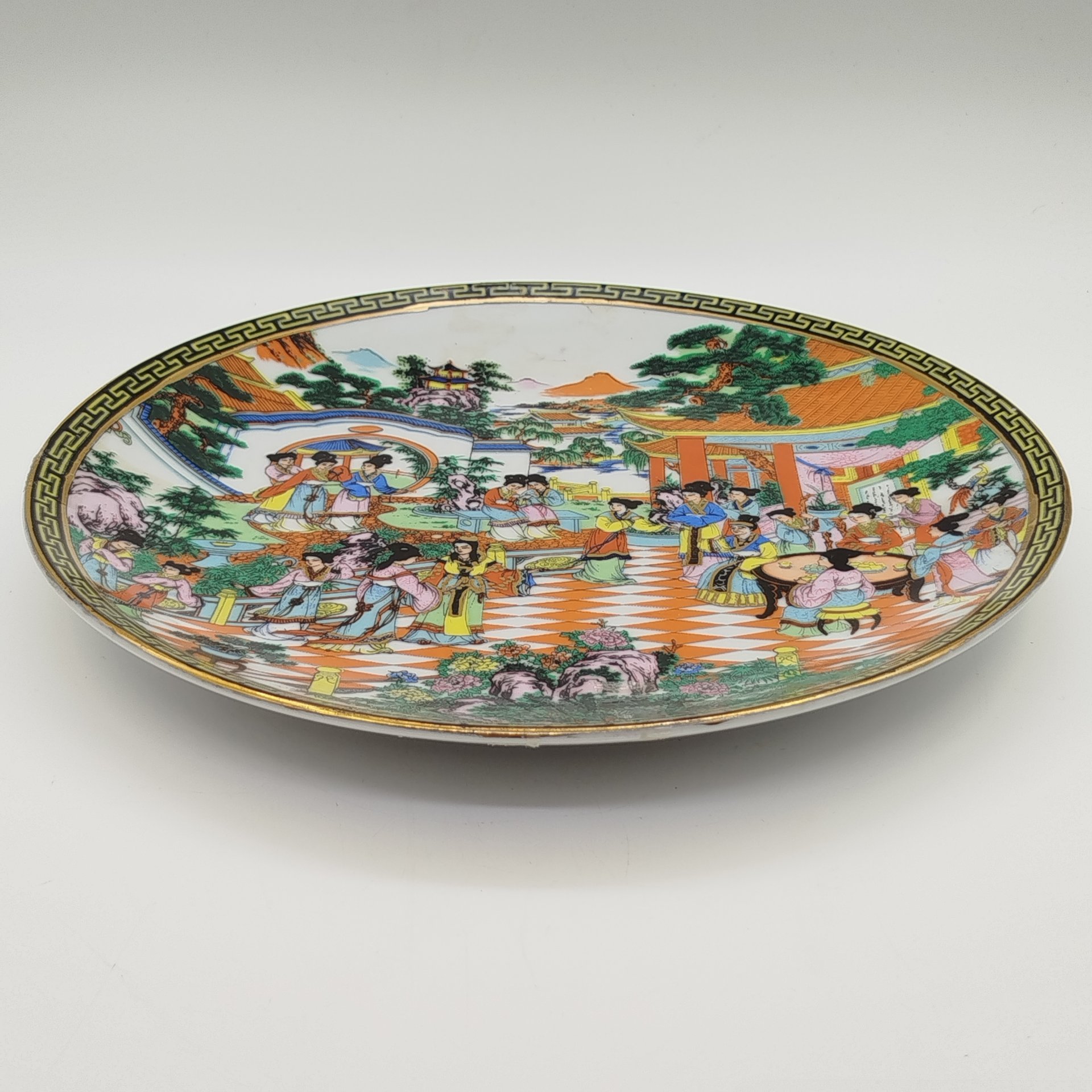 Тарелка декоративная, украшенная сюжетом в восточном стиле, Guangzhou Phonex, фарфор, деколь с подрисовкой, золочение, Китай, 1960-1980 гг.