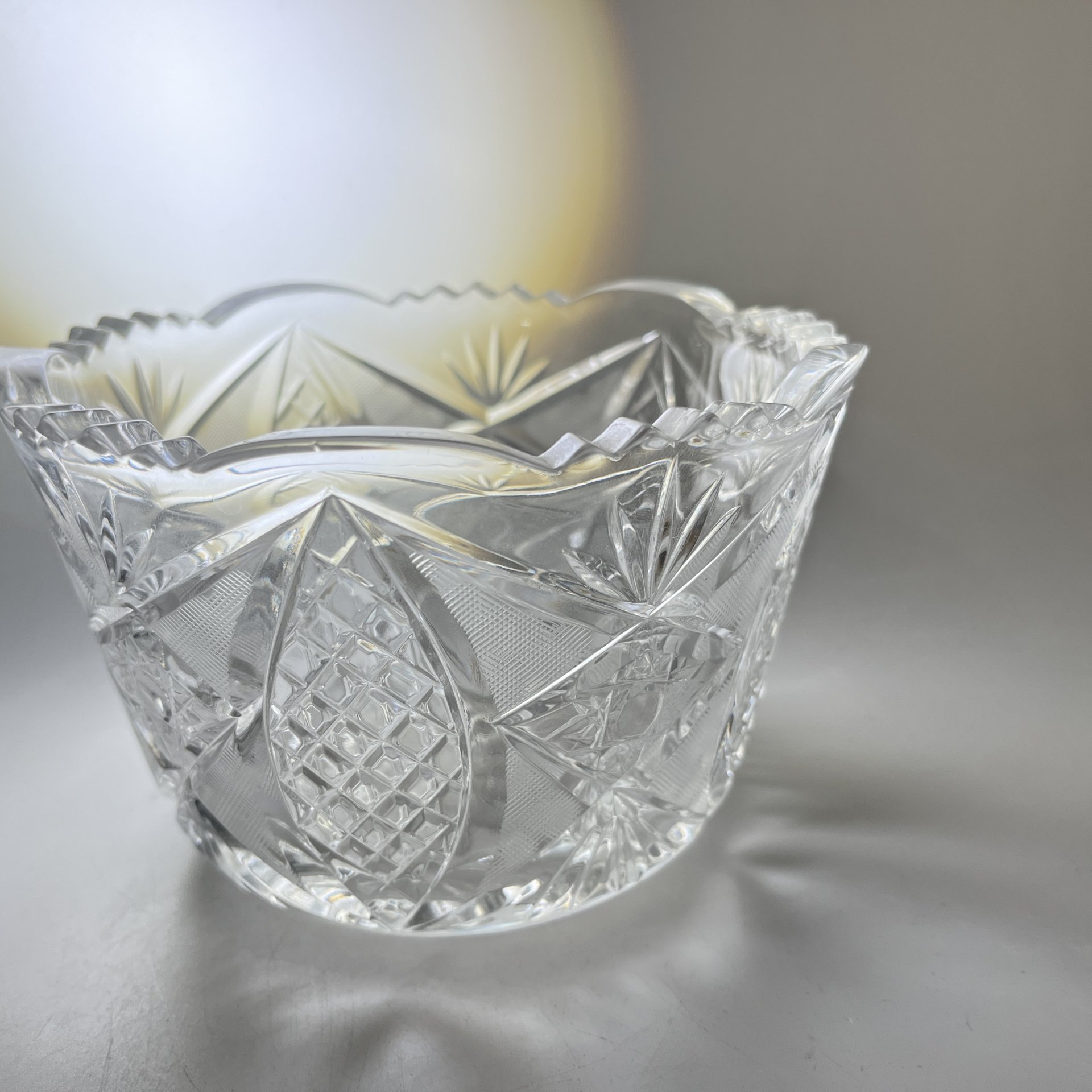 Салатник круглой формы с геометрическим декором, стекло, пресс, СССР, 1970-1990 гг.