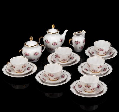 Сервиз чайный на 6 персон, украшенный изображением роз (21 предмет), фарфор, деколь, золочение, Рижский фарфорово-фаянсовый завод, СССР, 1970-1980 гг.
