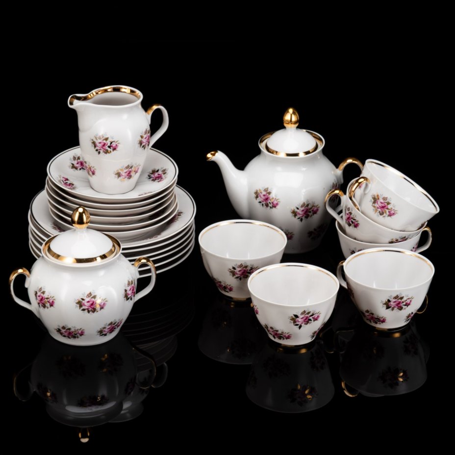 Сервиз чайный на 6 персон, украшенный изображением роз (21 предмет), фарфор, деколь, золочение, Рижский фарфорово-фаянсовый завод, СССР, 1970-1980 гг.