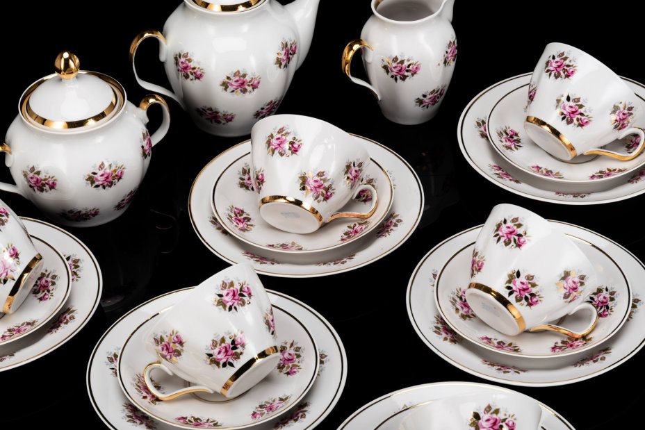 Сервиз чайный на 6 персон, украшенный изображением роз (21 предмет), фарфор, деколь, золочение, Рижский фарфорово-фаянсовый завод, СССР, 1970-1980 гг.