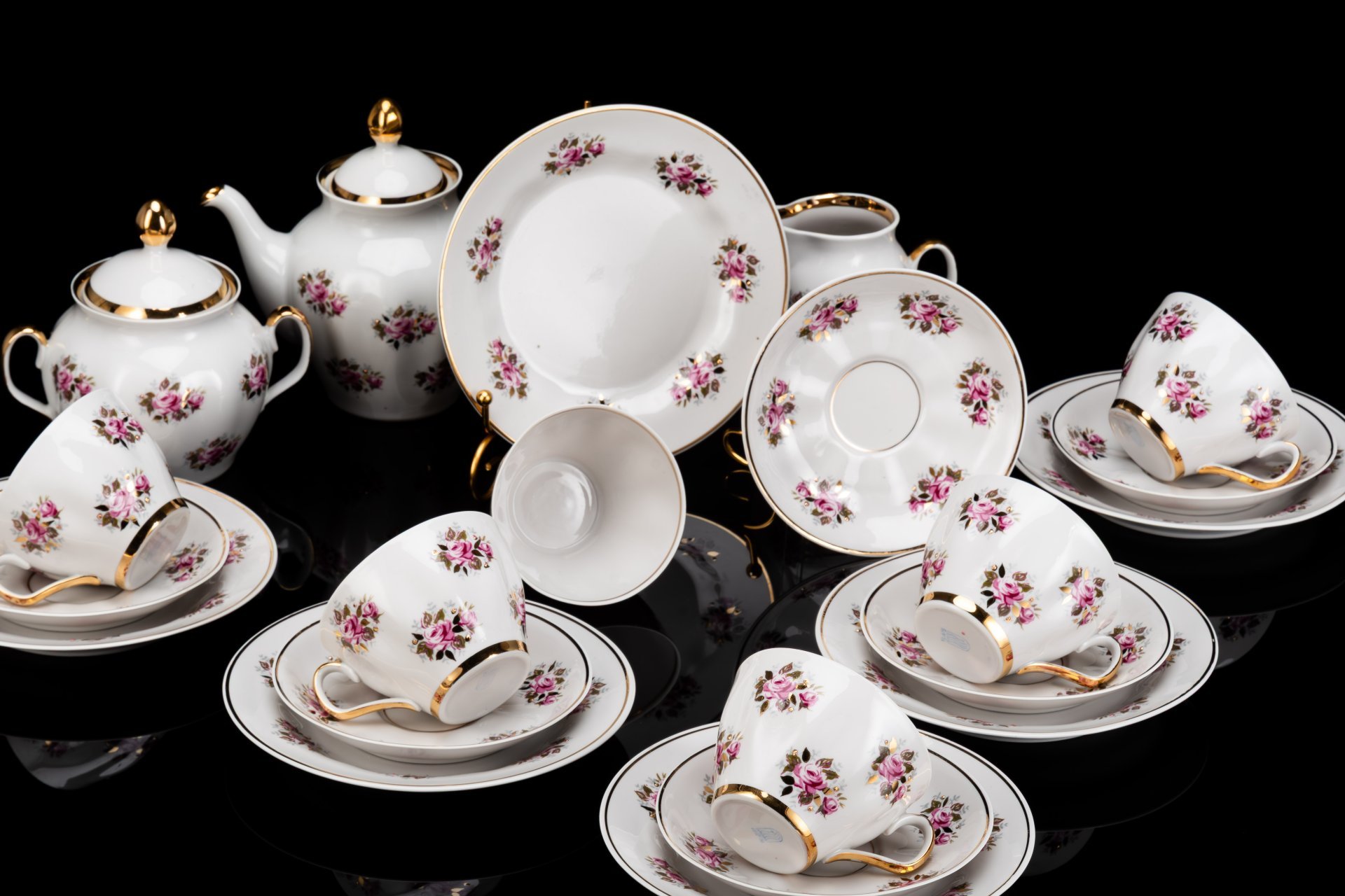 Сервиз чайный на 6 персон, украшенный изображением роз (21 предмет), фарфор, деколь, золочение, Рижский фарфорово-фаянсовый завод, СССР, 1970-1980 гг.