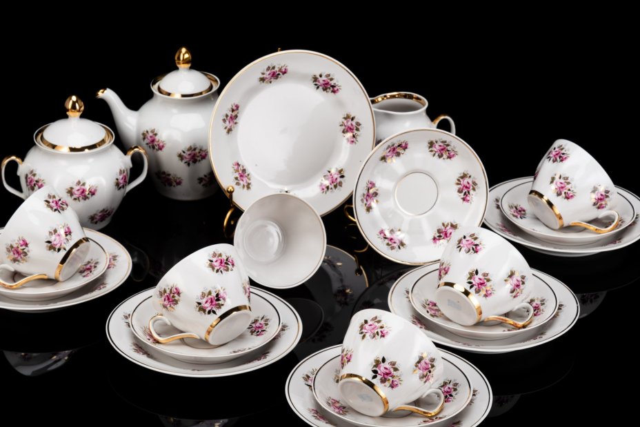 Сервиз чайный на 6 персон, украшенный изображением роз (21 предмет), фарфор, деколь, золочение, Рижский фарфорово-фаянсовый завод, СССР, 1970-1980 гг.