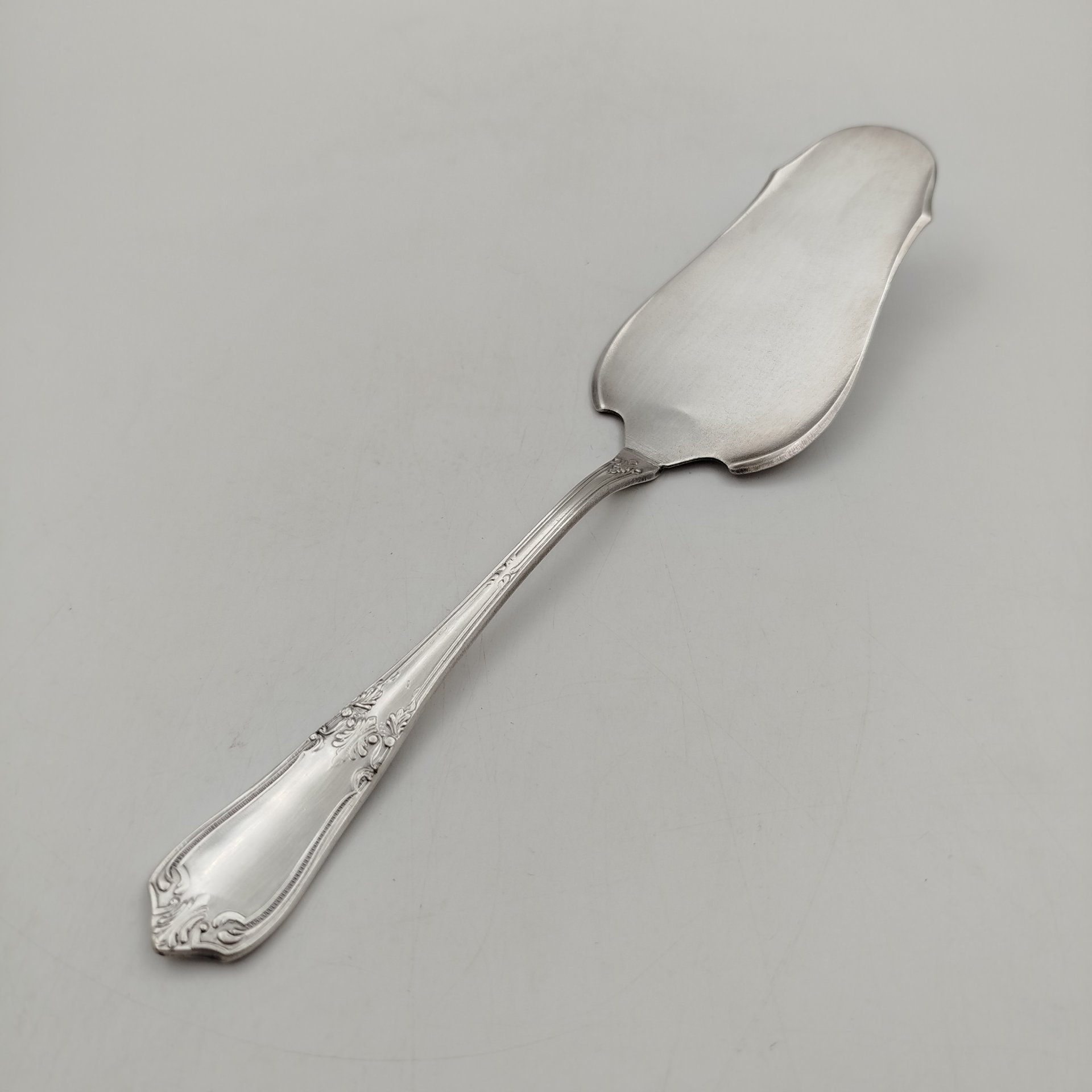 Лопатка для торта с растительным декором, мНЦ (медь-никель-цинк), Киевский завод столовых приборов и посуды им. Дзержинского (ЗiД, ЗиД), СССР, 1950-1960 гг., Киевский завод столовых приборов и посуды им. Дзержинского (ЗiД