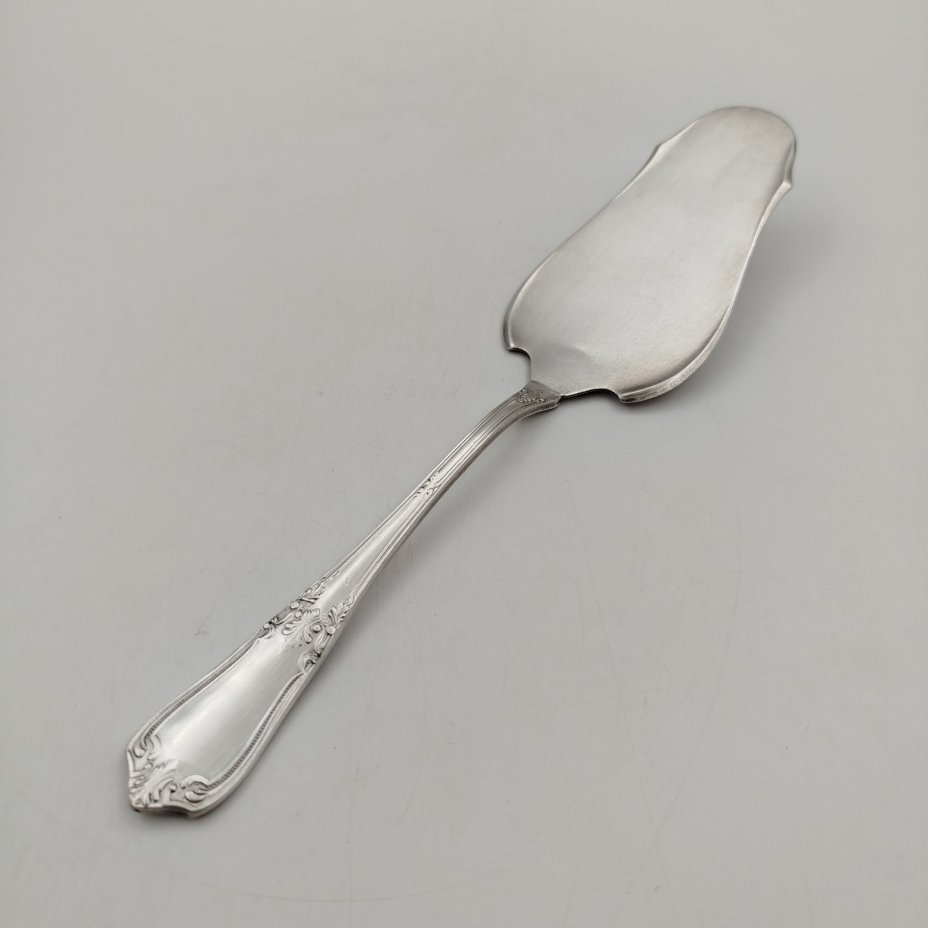 Лопатка для торта с растительным декором, мНЦ (медь-никель-цинк), Киевский завод столовых приборов и посуды им. Дзержинского (ЗiД, ЗиД), СССР, 1950-1960 гг., Киевский завод столовых приборов и посуды им. Дзержинского (ЗiД