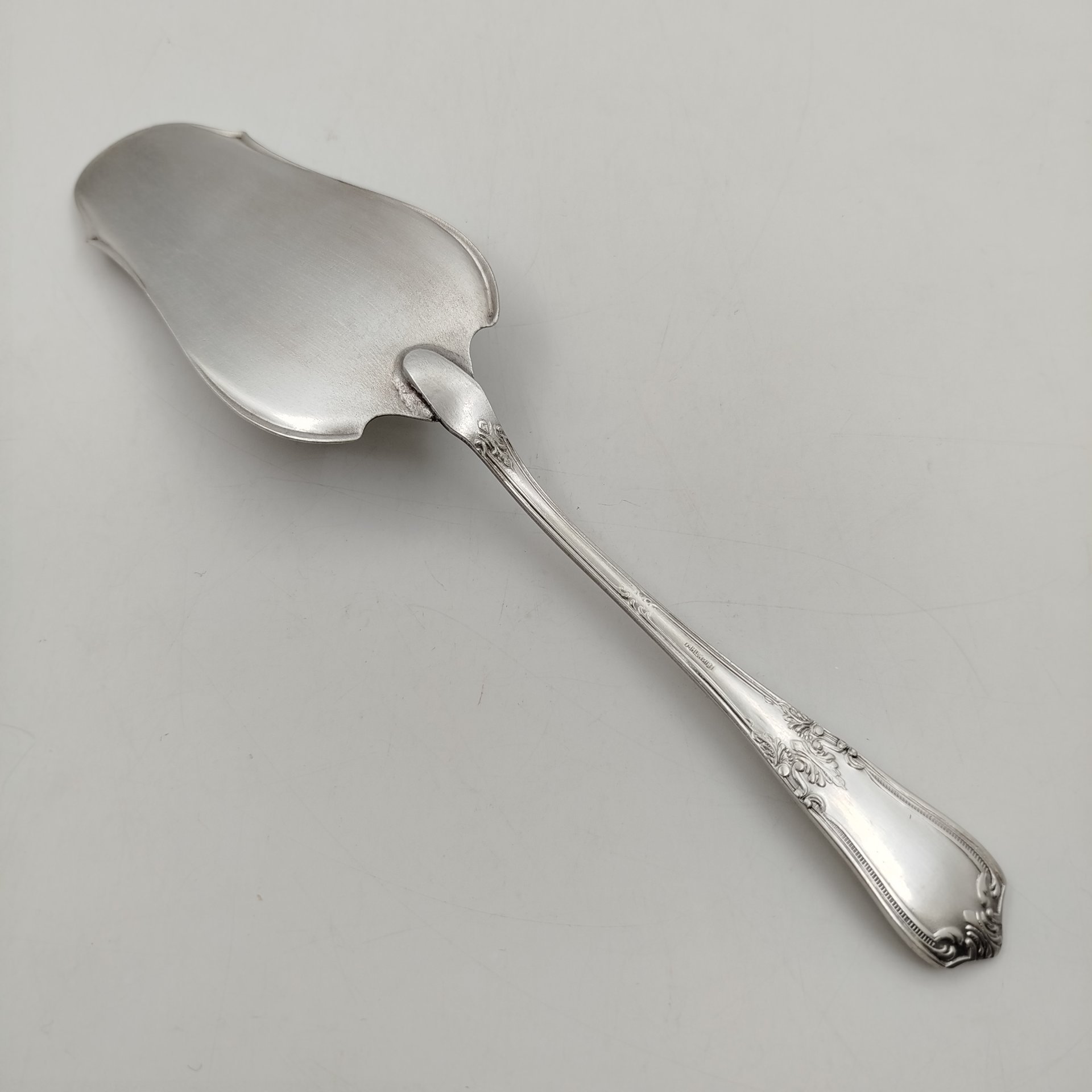 Лопатка для торта с растительным декором, мНЦ (медь-никель-цинк), Киевский завод столовых приборов и посуды им. Дзержинского (ЗiД, ЗиД), СССР, 1950-1960 гг., Киевский завод столовых приборов и посуды им. Дзержинского (ЗiД