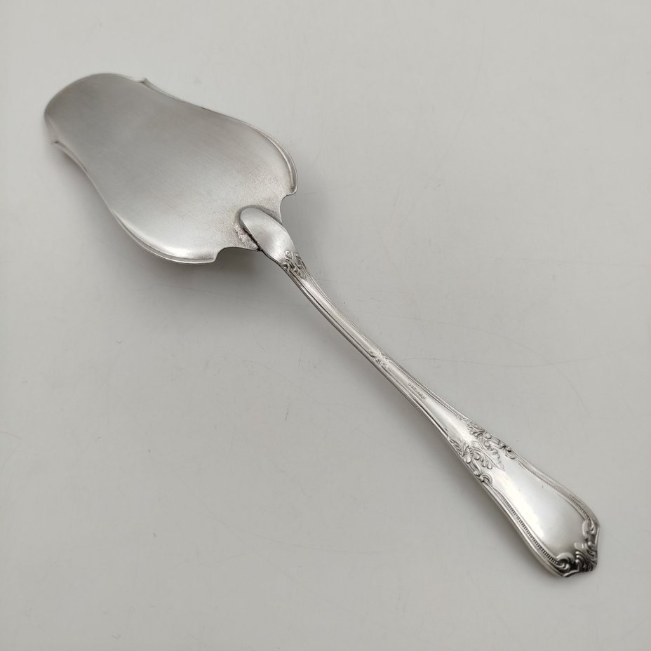 Лопатка для торта с растительным декором, мНЦ (медь-никель-цинк), Киевский завод столовых приборов и посуды им. Дзержинского (ЗiД, ЗиД), СССР, 1950-1960 гг., Киевский завод столовых приборов и посуды им. Дзержинского (ЗiД