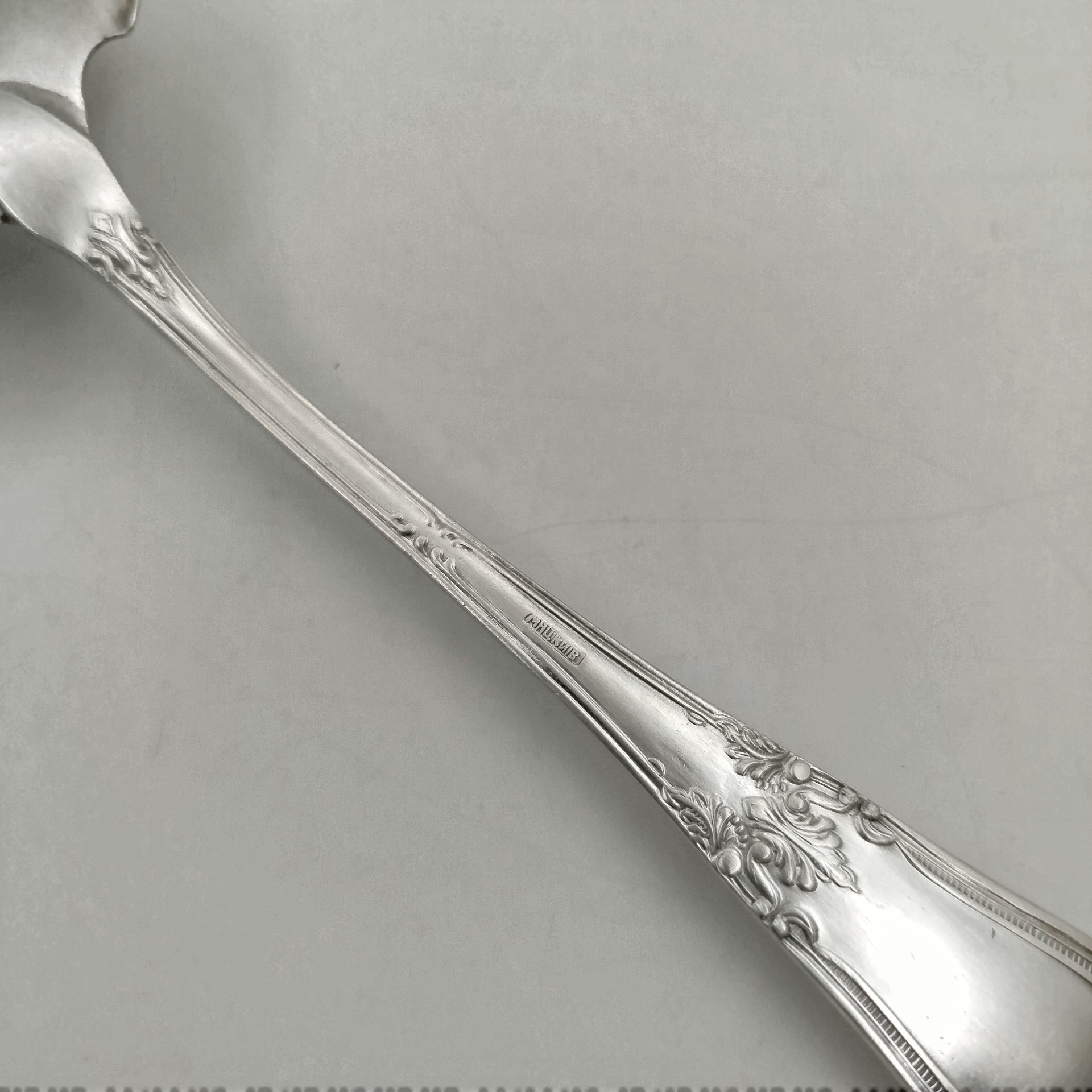 Лопатка для торта с растительным декором, мНЦ (медь-никель-цинк), Киевский завод столовых приборов и посуды им. Дзержинского (ЗiД, ЗиД), СССР, 1950-1960 гг., Киевский завод столовых приборов и посуды им. Дзержинского (ЗiД