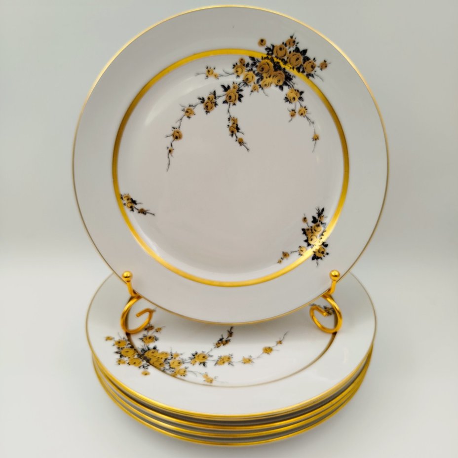 Набор из шести обеденных тарелок с цветочным декором золотистого цвета