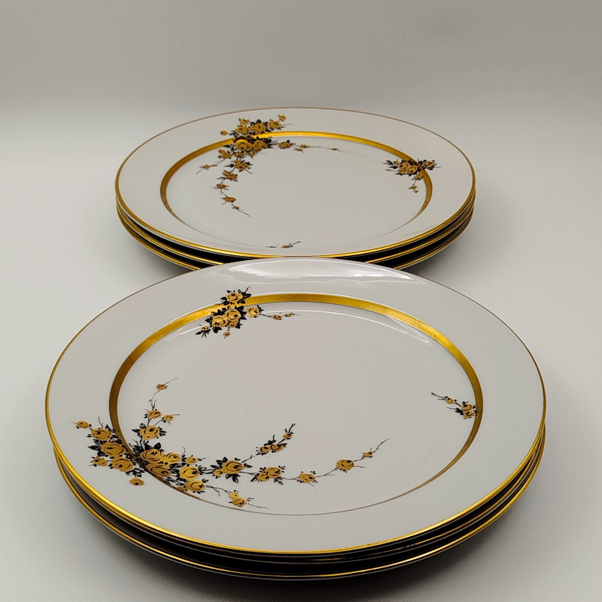 Набор из шести обеденных тарелок с цветочным декором золотистого цвета