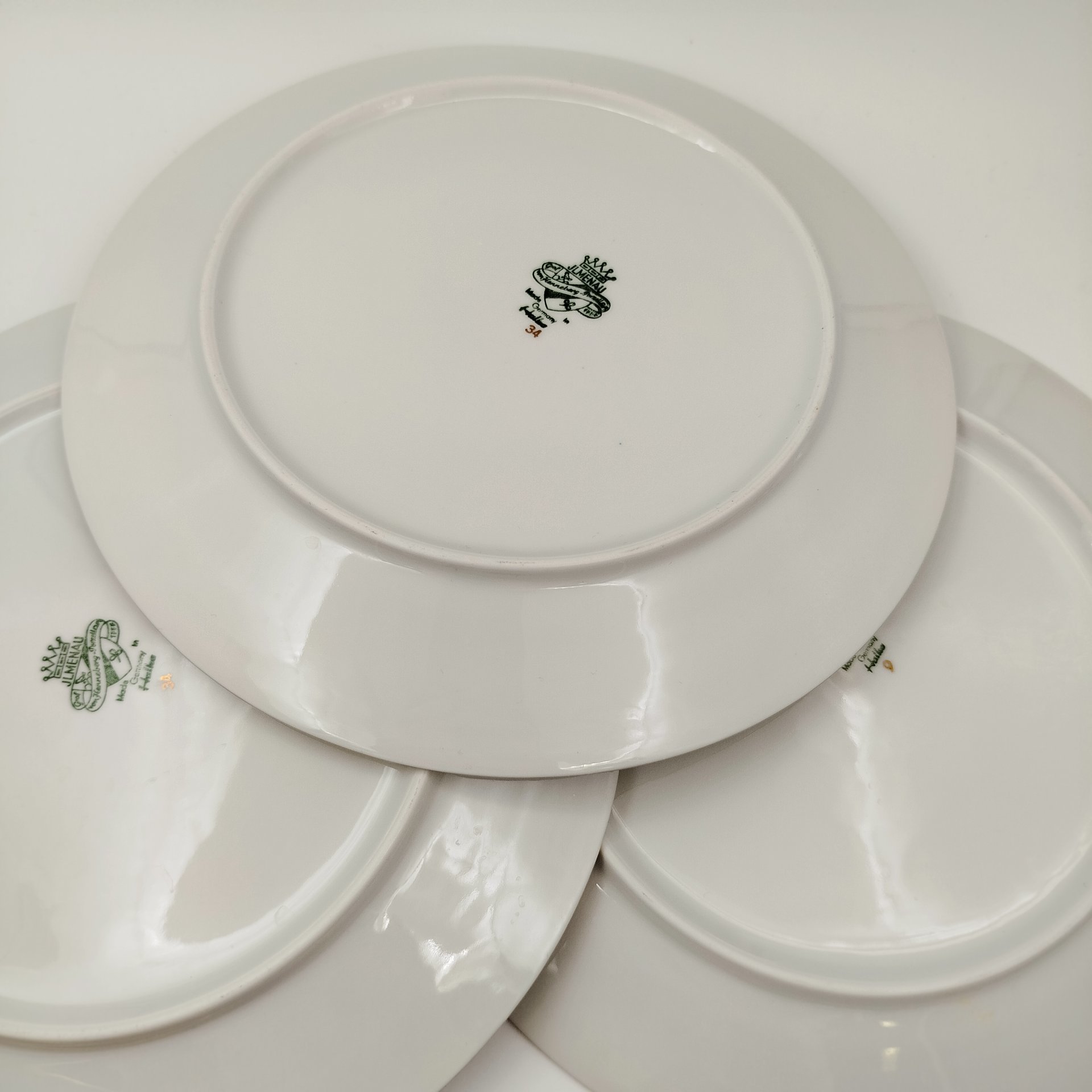 Набор из шести обеденных тарелок с цветочным декором золотистого цвета