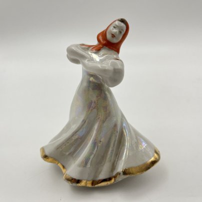 Статуэтка из скульптурной композиции "Русский перепляс", автор А.Д. Бржезицкая, фарфор, роспись, люстр, золочение, Дулевский фарфоровый завод (Дулёво), СССР, 1962 г.