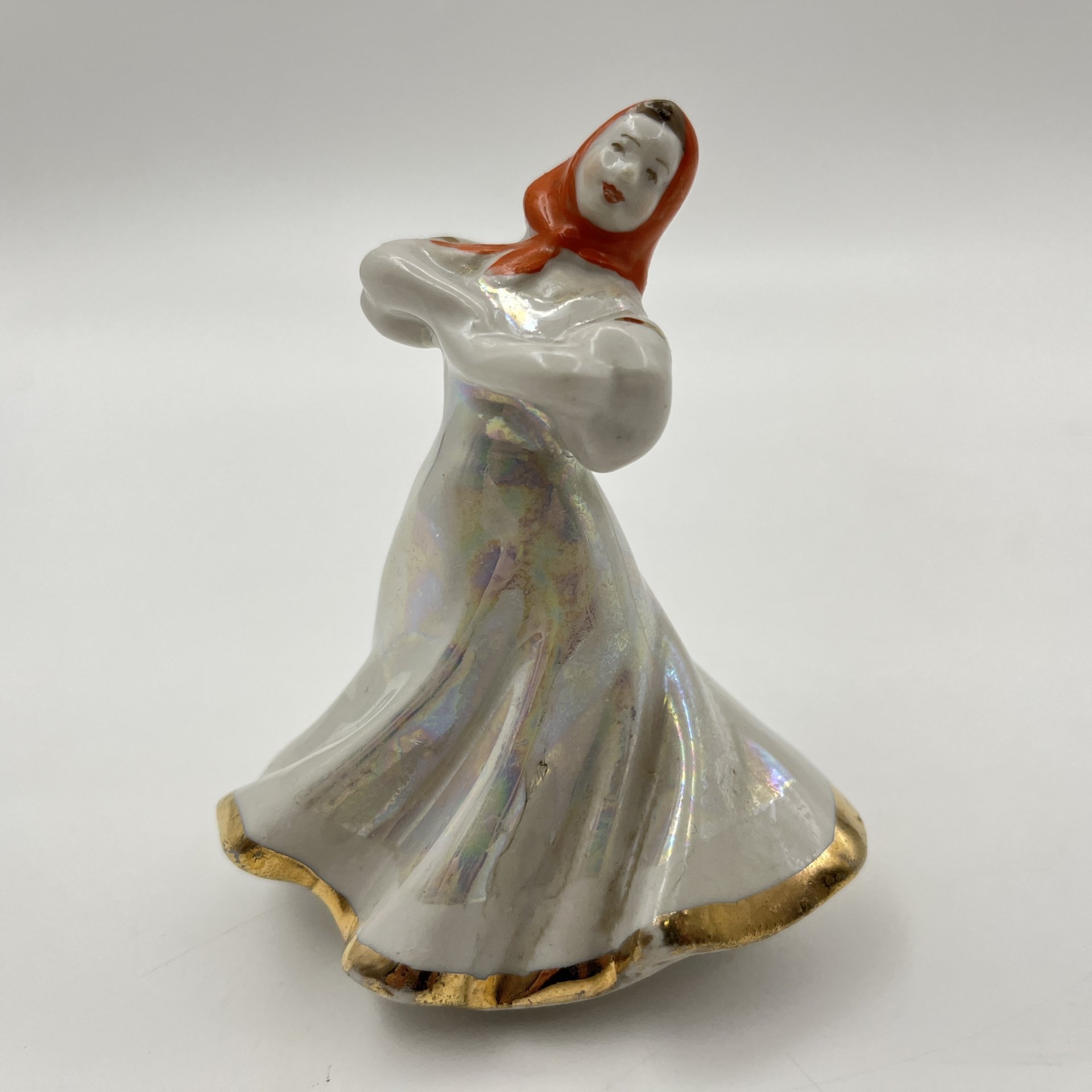 Статуэтка из скульптурной композиции "Русский перепляс", автор А.Д. Бржезицкая, фарфор, роспись, люстр, золочение, Дулевский фарфоровый завод (Дулёво), СССР, 1962 г.