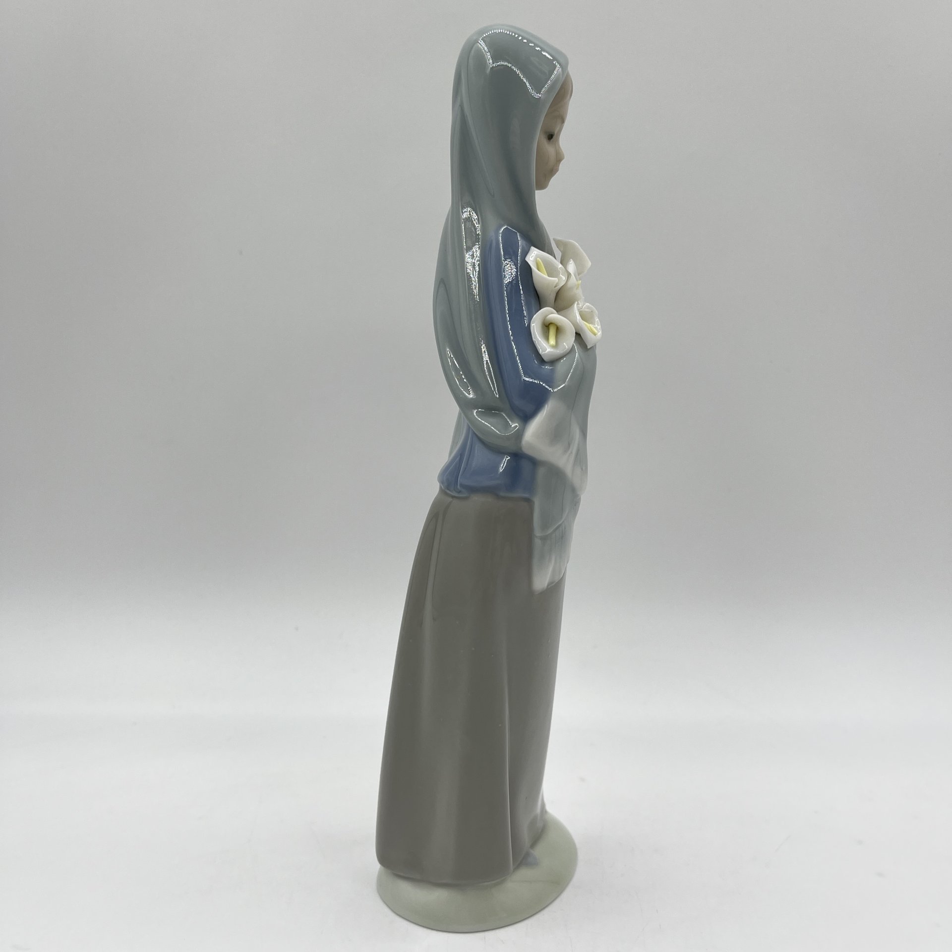 Статуэтка "Девочка с каллами" (символика Девы Марии), Lladro