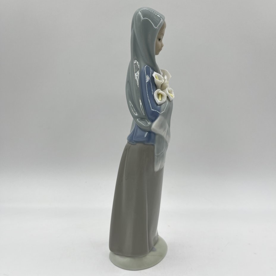 Статуэтка "Девочка с каллами" (символика Девы Марии), Lladro