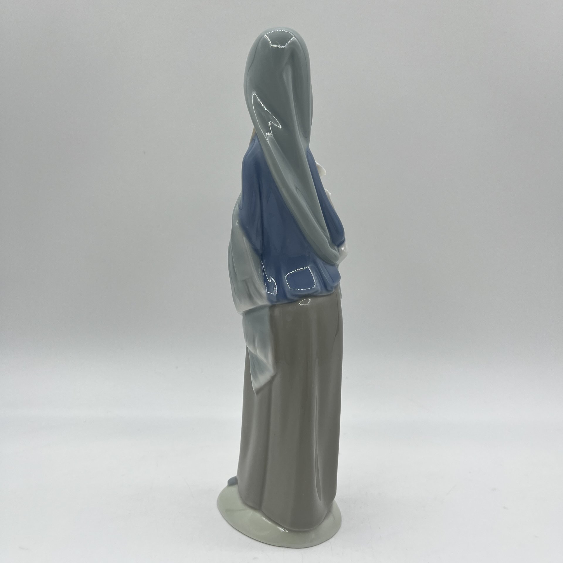 Статуэтка "Девочка с каллами" (символика Девы Марии), Lladro