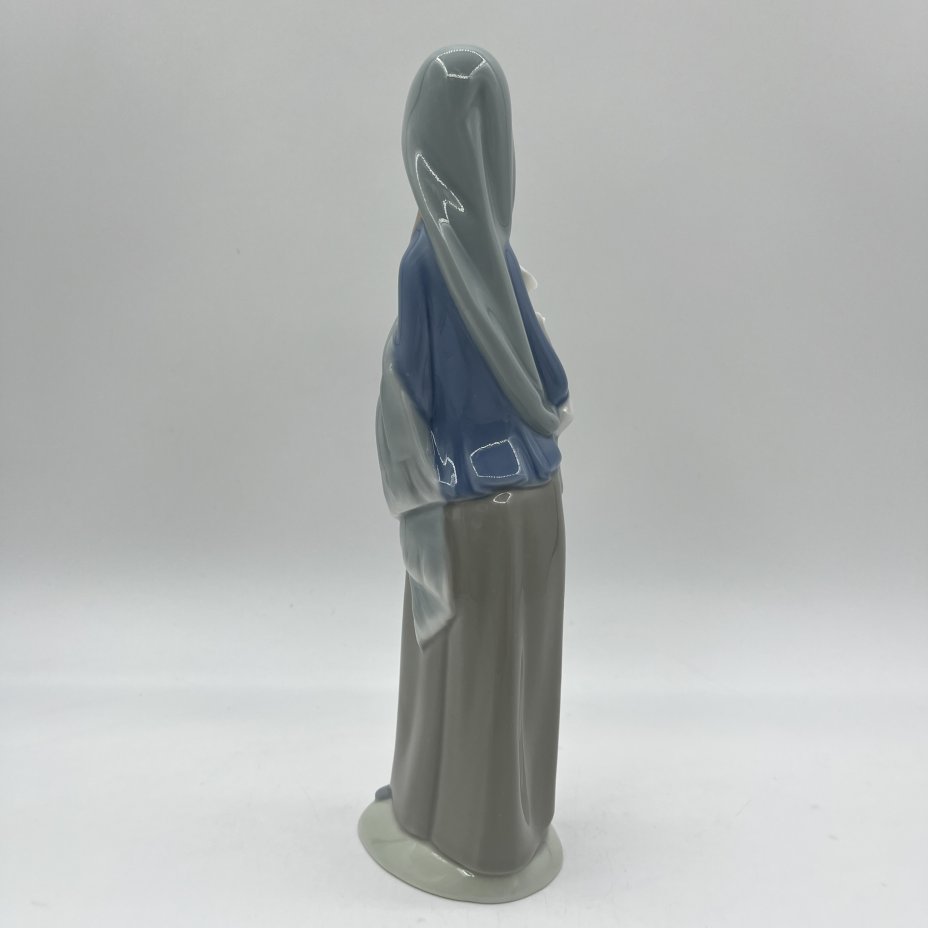 Статуэтка "Девочка с каллами" (символика Девы Марии), Lladro
