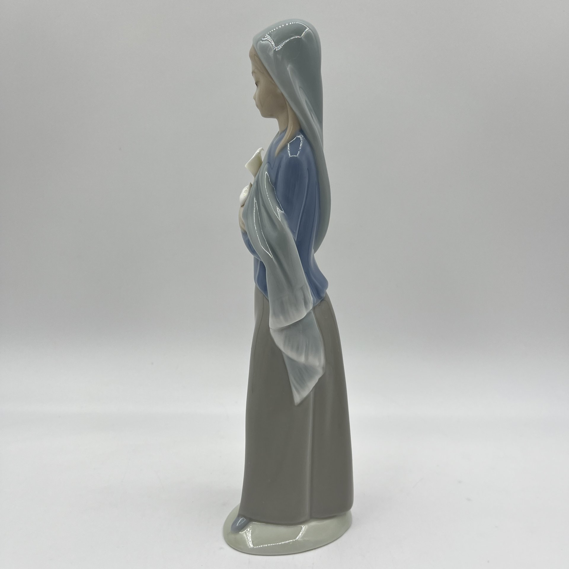 Статуэтка "Девочка с каллами" (символика Девы Марии), Lladro