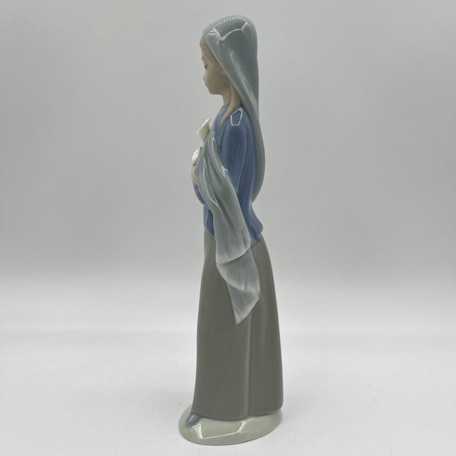 Статуэтка "Девочка с каллами" (символика Девы Марии), Lladro