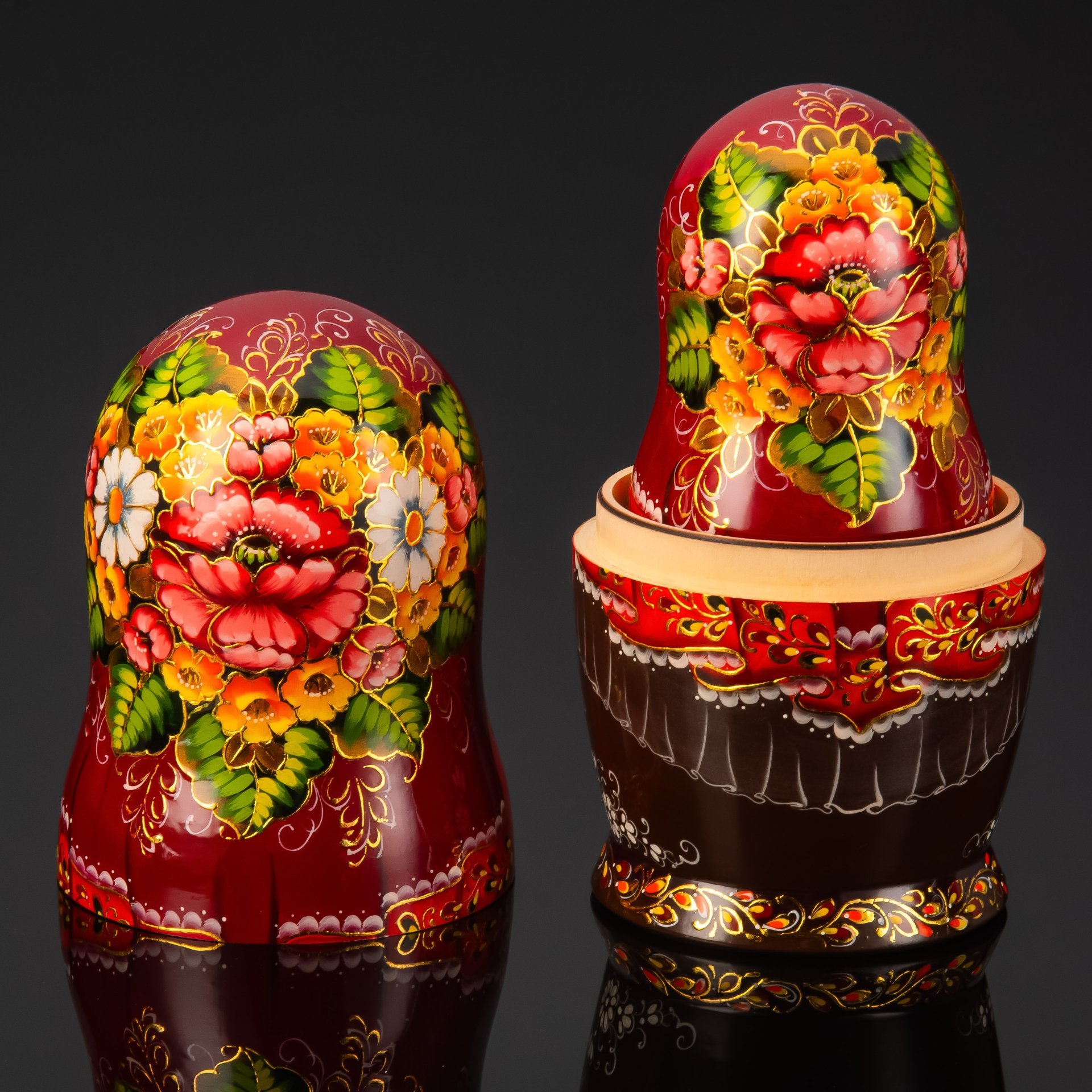 Матрешка "Влюбленные" (7 мест), автор росписи С.А. Лонченкова, дерево, лак, роспись, золочение, Российская Федерация, 2025 г.