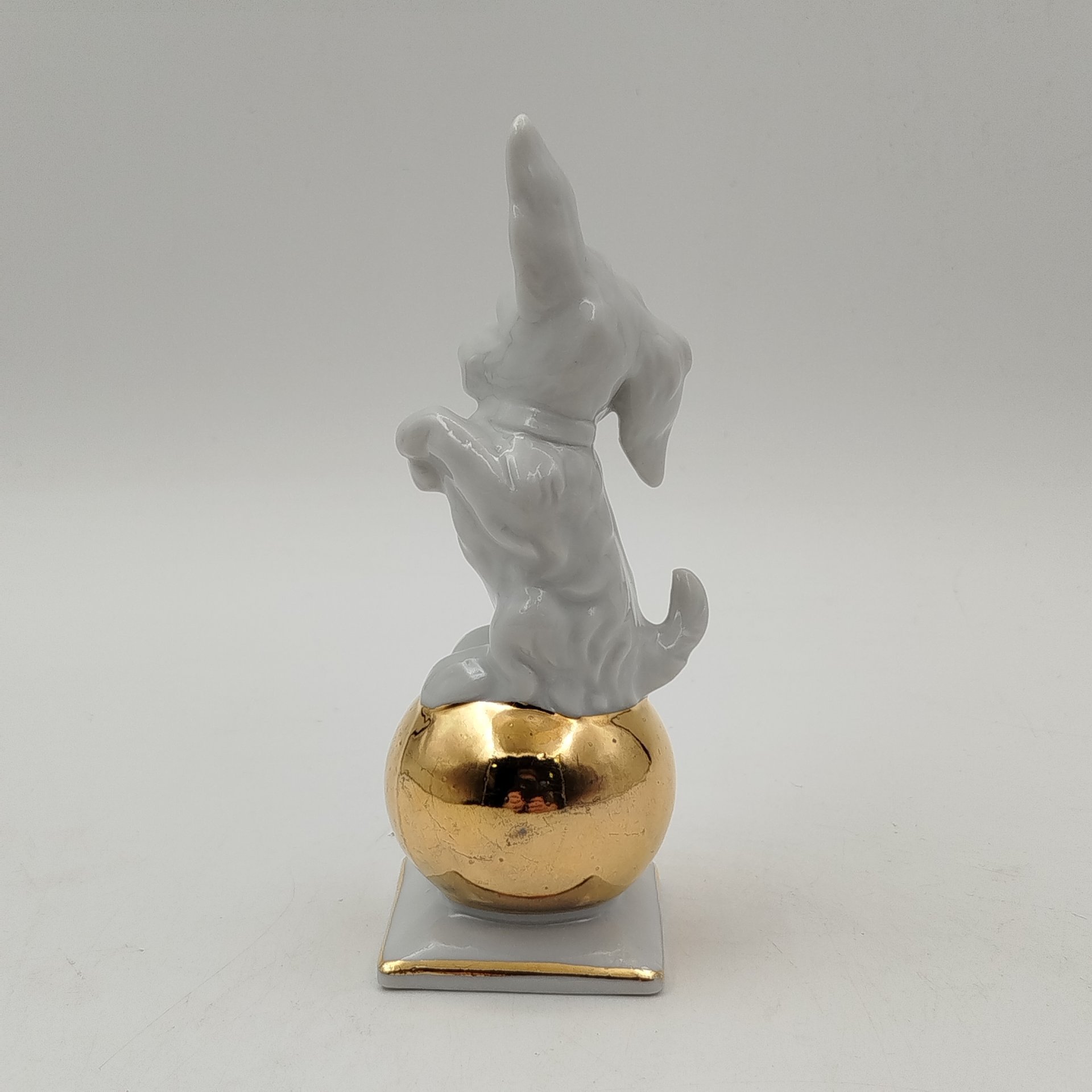 Статуэтка "Собака на шаре", фарфор, золочение, Германия, 1960-1990 гг.