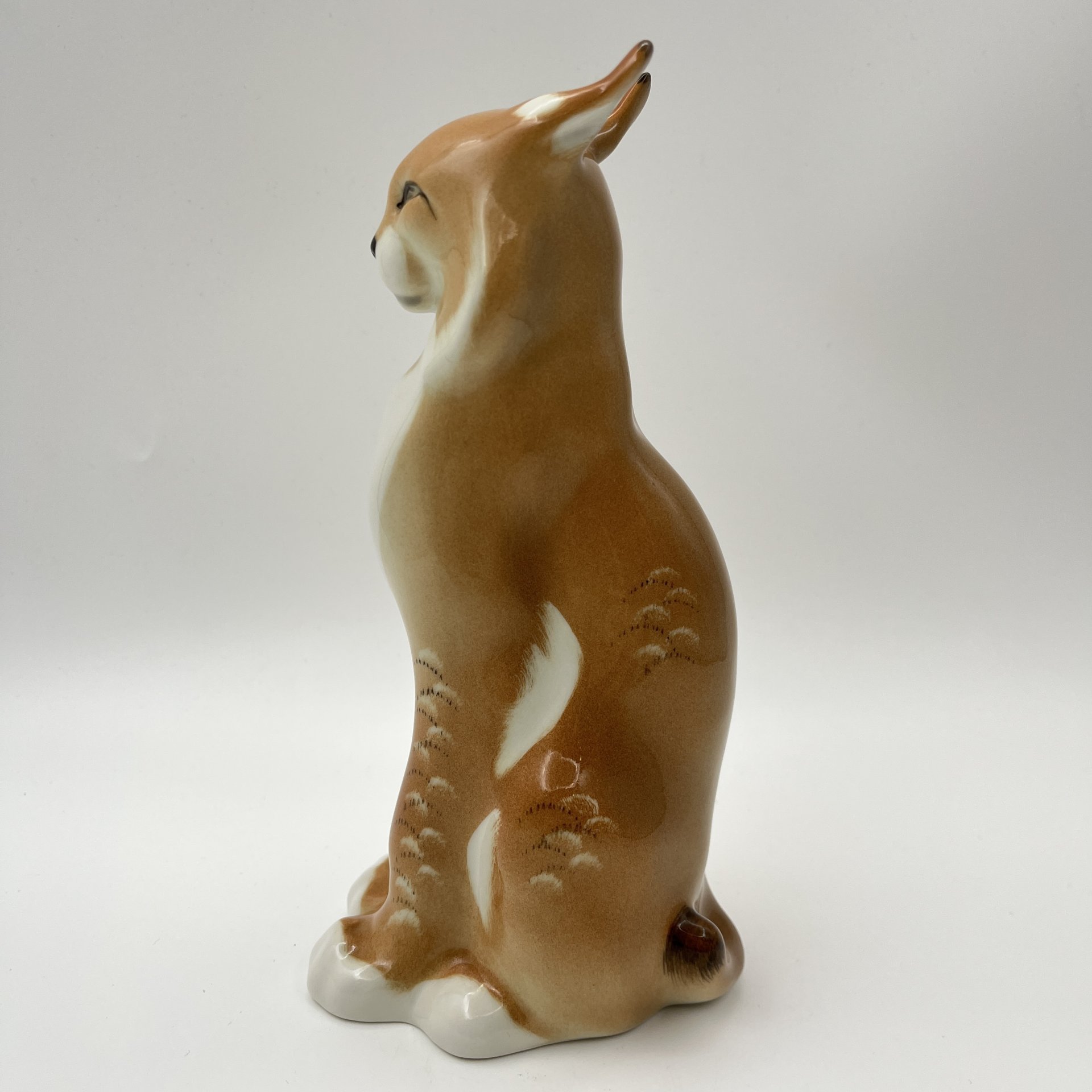 Статуэтка "Рысь", скульптор Б.Я. Воробьев, фарфор, аэрография, Ленинградский фарфоровый завод (ЛФЗ), Россия, 1980-2000 гг.