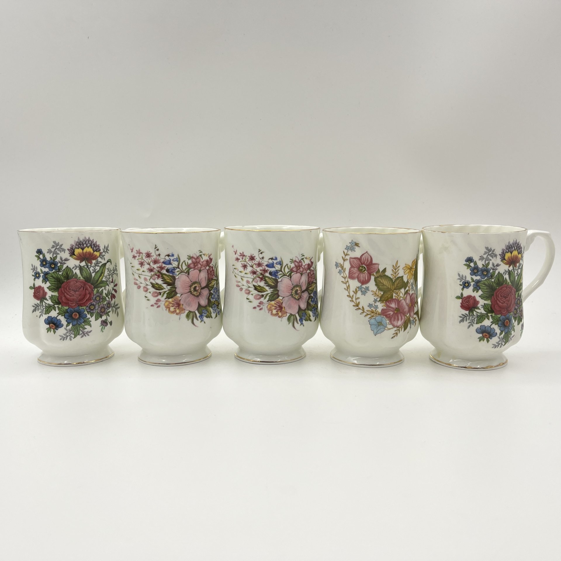 Набор из 5-ти чашек, украшенных цветочным декором, фарфор, деколь, золочение, Hitkari Potteries, Индия, 1980-2000 гг.