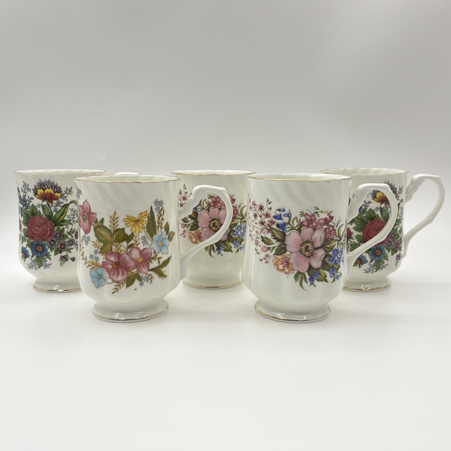Набор из 5-ти чашек, украшенных цветочным декором, фарфор, деколь, золочение, Hitkari Potteries, Индия, 1980-2000 гг.
