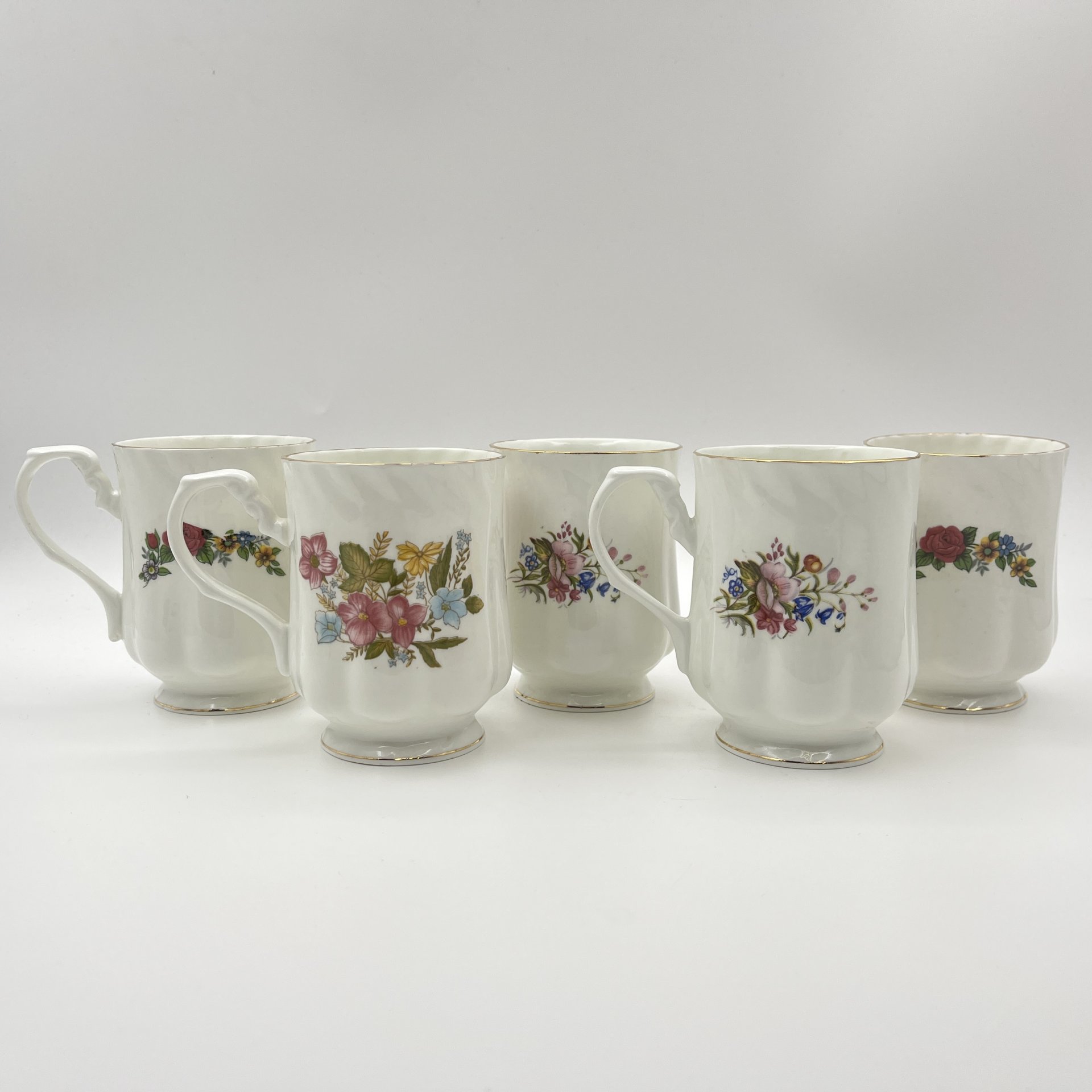 Набор из 5-ти чашек, украшенных цветочным декором, фарфор, деколь, золочение, Hitkari Potteries, Индия, 1980-2000 гг.