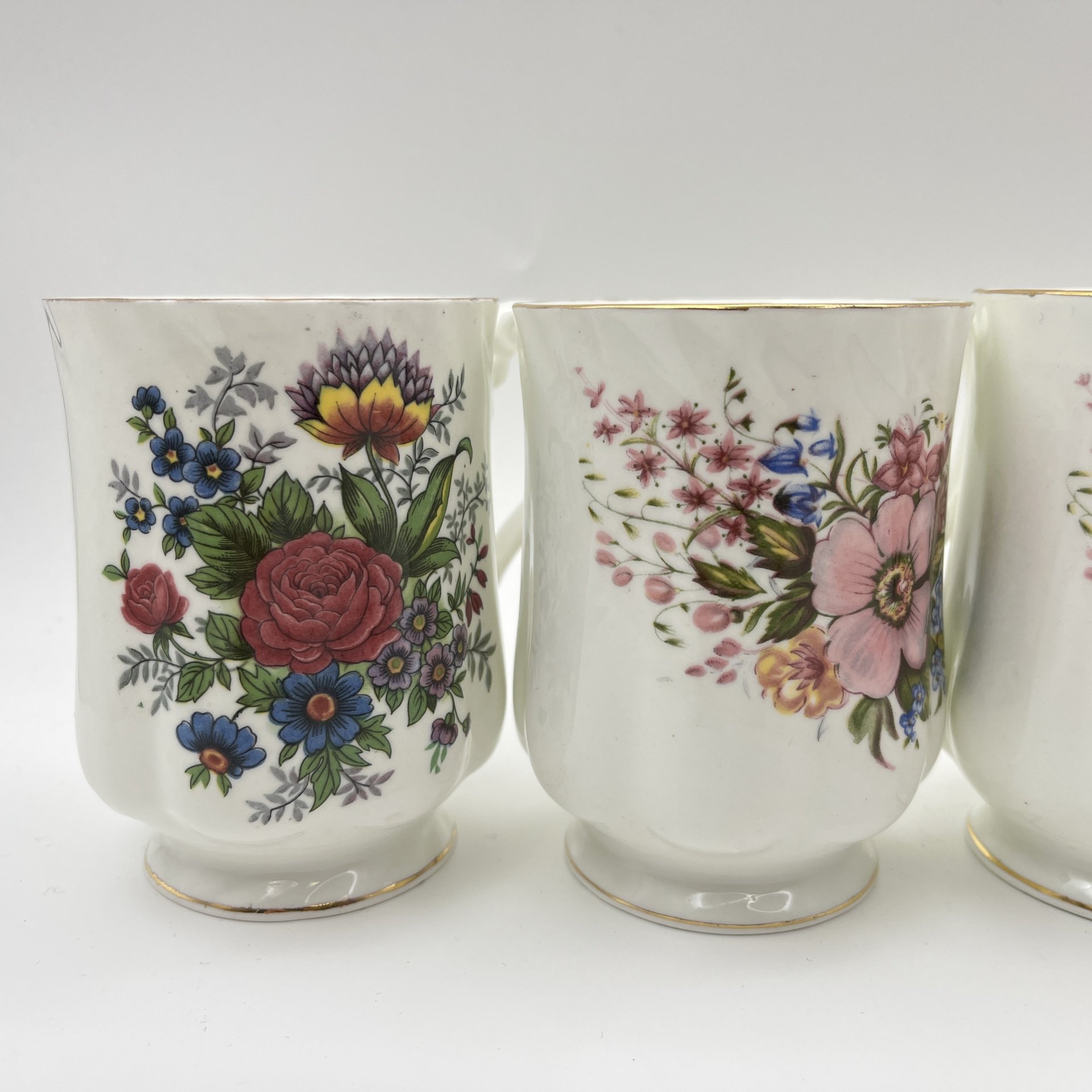 Набор из 5-ти чашек, украшенных цветочным декором, фарфор, деколь, золочение, Hitkari Potteries, Индия, 1980-2000 гг.