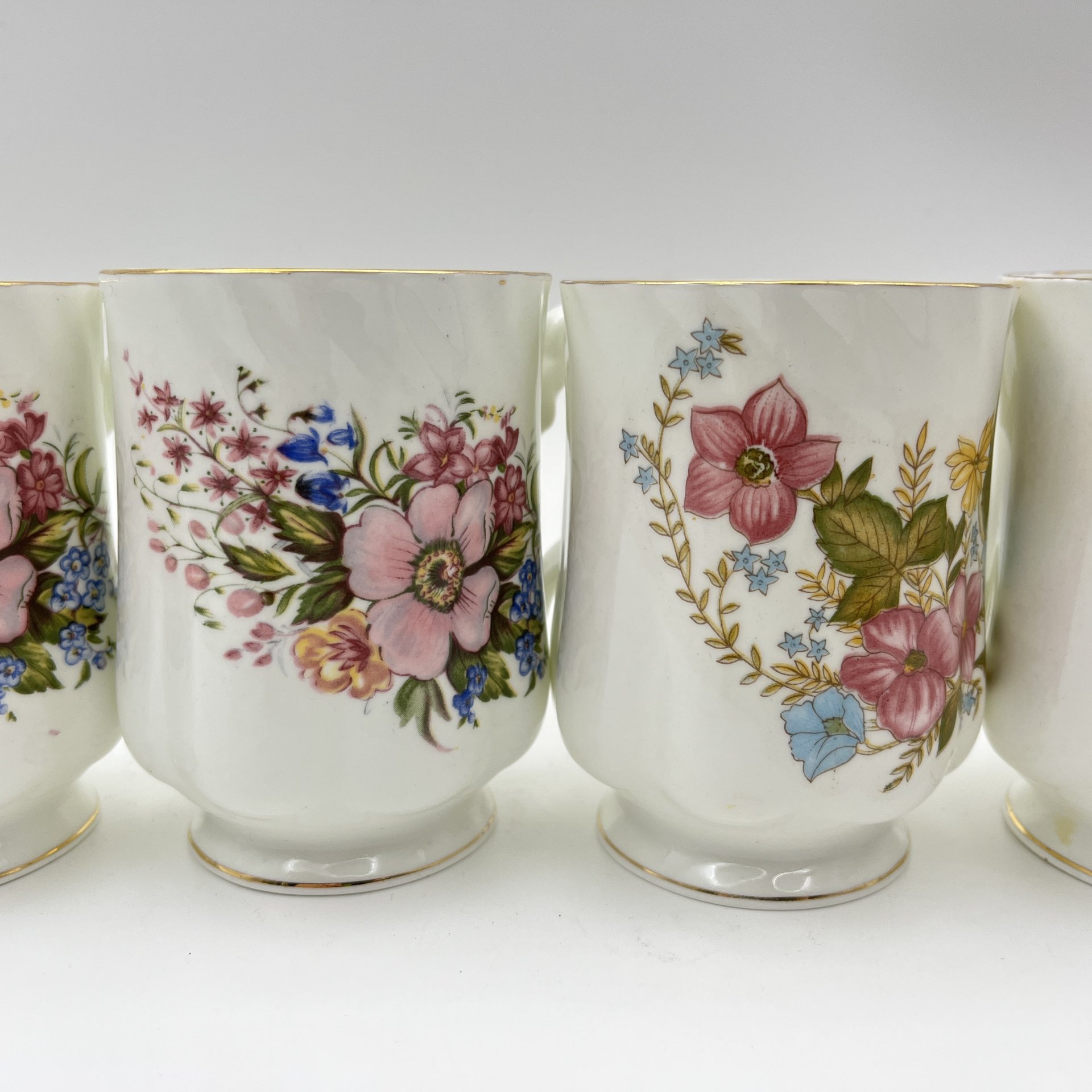 Набор из 5-ти чашек, украшенных цветочным декором, фарфор, деколь, золочение, Hitkari Potteries, Индия, 1980-2000 гг.