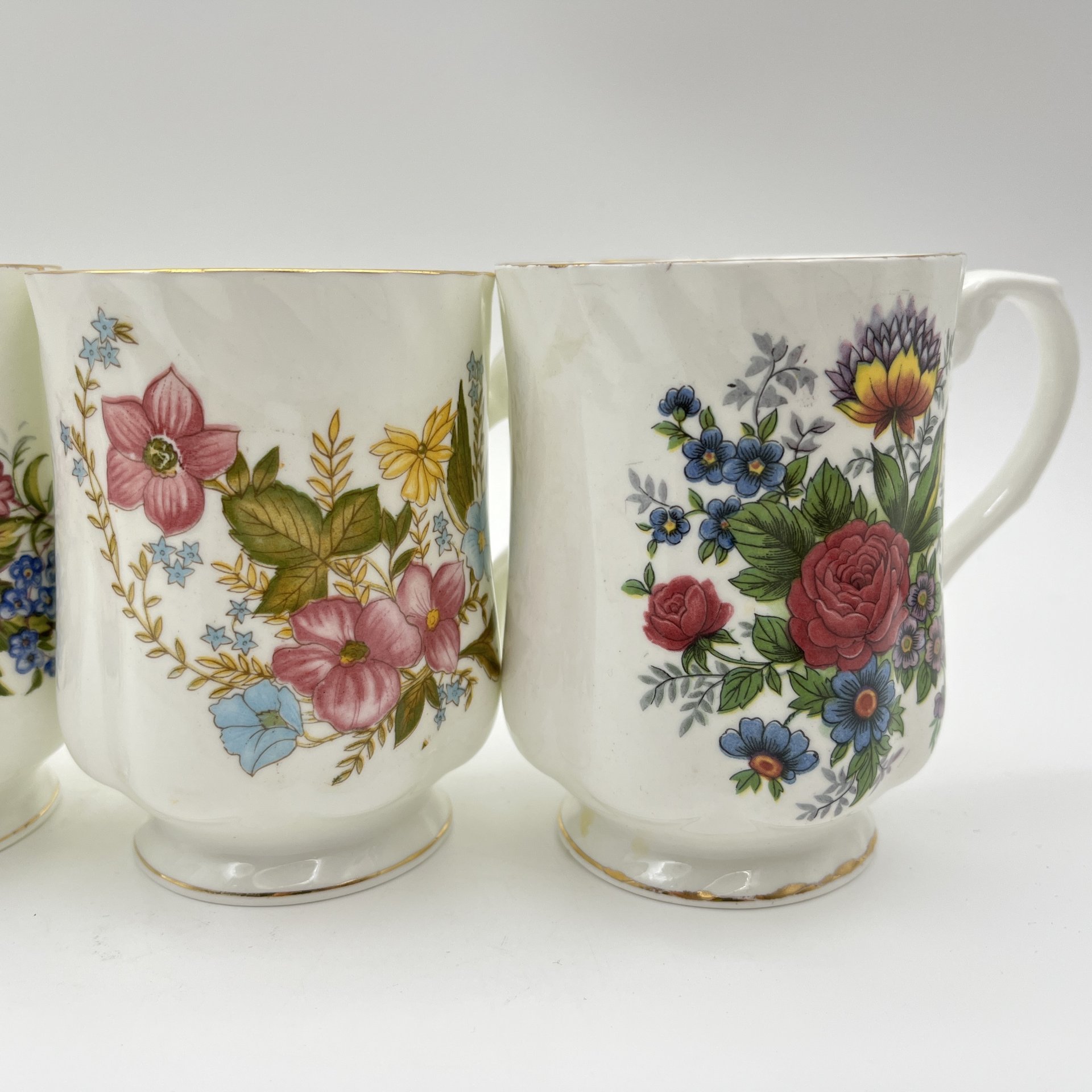 Набор из 5-ти чашек, украшенных цветочным декором, фарфор, деколь, золочение, Hitkari Potteries, Индия, 1980-2000 гг.