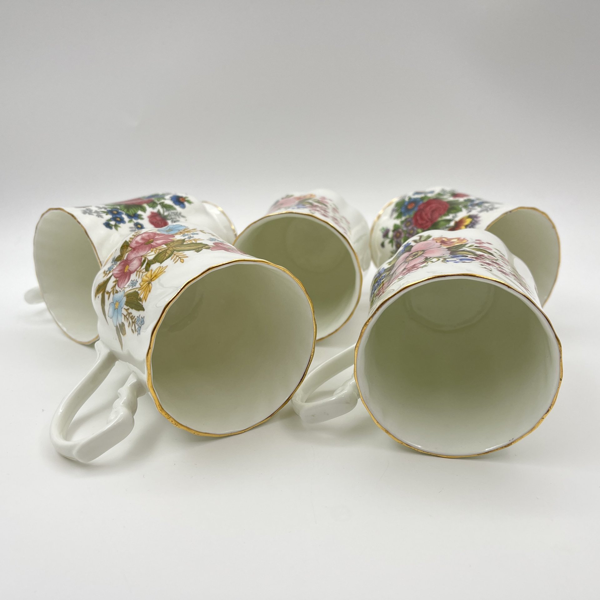 Набор из 5-ти чашек, украшенных цветочным декором, фарфор, деколь, золочение, Hitkari Potteries, Индия, 1980-2000 гг.