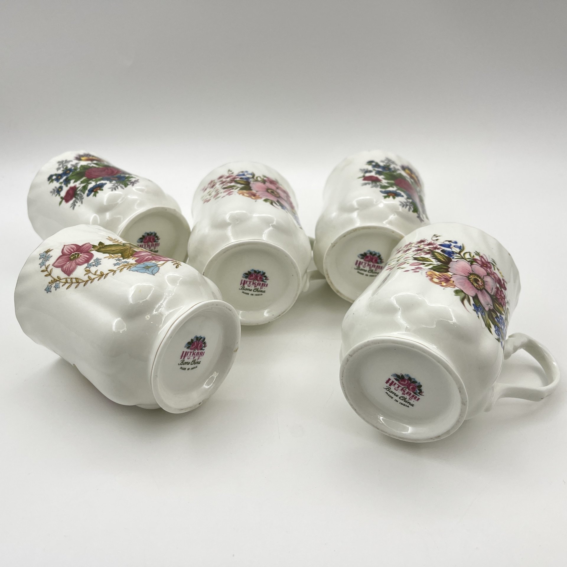 Набор из 5-ти чашек, украшенных цветочным декором, фарфор, деколь, золочение, Hitkari Potteries, Индия, 1980-2000 гг.